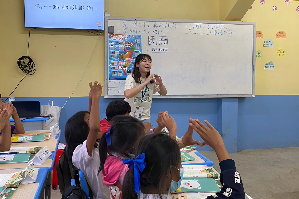 臺北市立大學師資生利用多樣教學方法引起學生學習興趣，使課堂充滿閱讀聲與歡笑聲