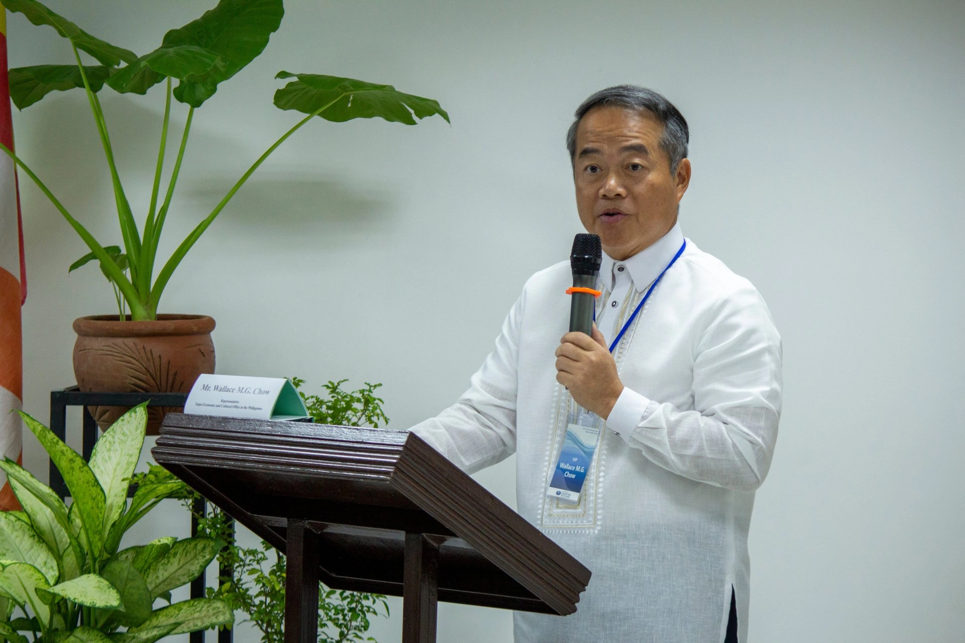 駐菲律賓代表處代表大使周民淦表示，感恩花蓮慈院去年在菲律賓馬尼拉偕多家臺灣優良醫衛廠商舉辦小型產業展覽，期許臺菲未來在傳統醫學領域能有更多互動。