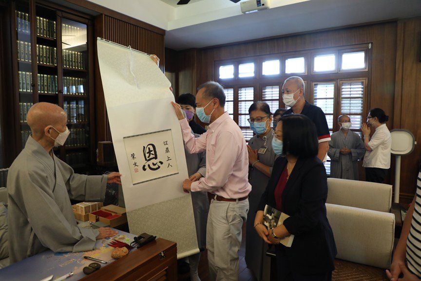 新加坡外長楊榮文(中)獻上自己親手寫的墨寶，大大的「恩」道盡心中對慈濟為他小兒子時弘找到骨髓配對順利移植重生的感恩。