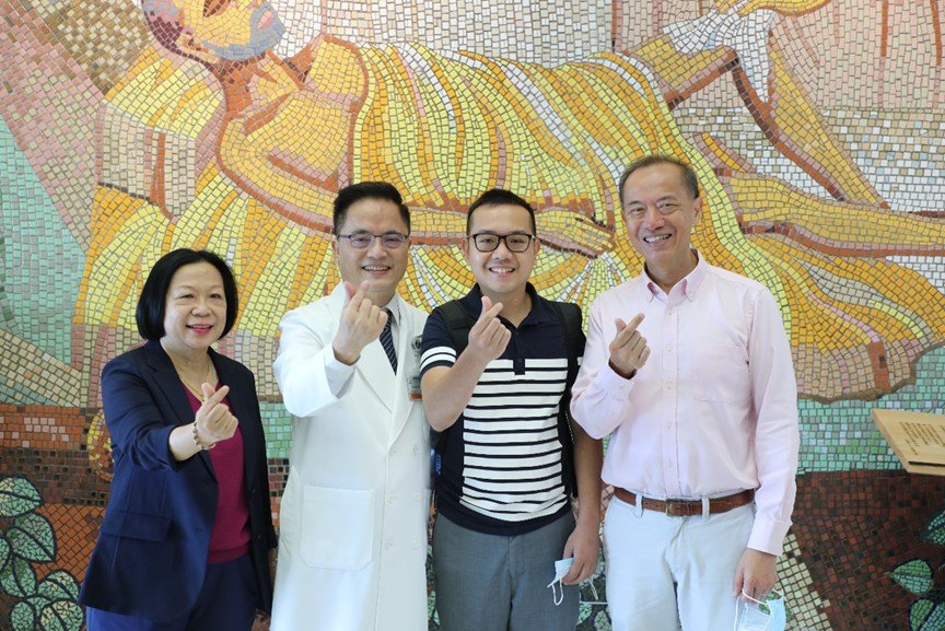 前新加坡外交部長楊榮文（右一）和台灣的情感，緣自2004年他的小兒子時弘(右二)因為血癌骨髓移植成功康復重生。