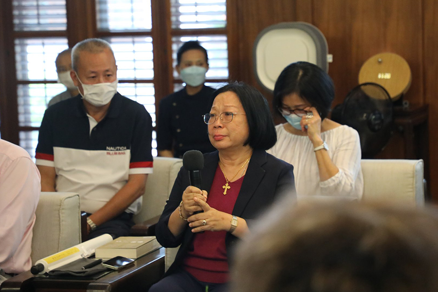 前新加坡外長楊榮文之妻梁利平，見到證嚴法師，想起當時為救小兒子奔走半個地球只為找尋一線生機的過程，忍不住激動落淚說感恩。