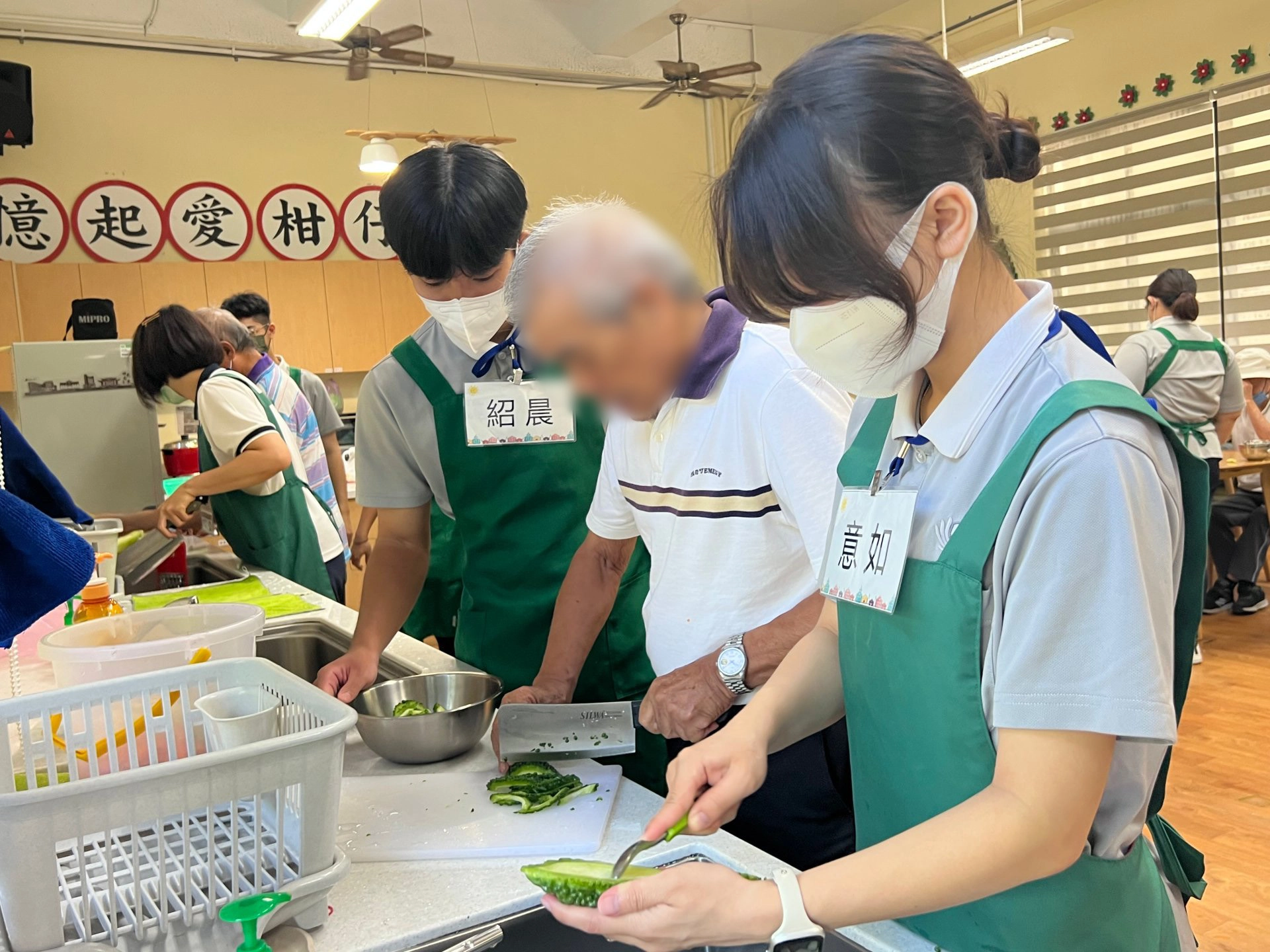 一向主導設計教案的護理系實習學生，面對廚藝精湛的失智阿公阿嬤，只能負責「打下手」。