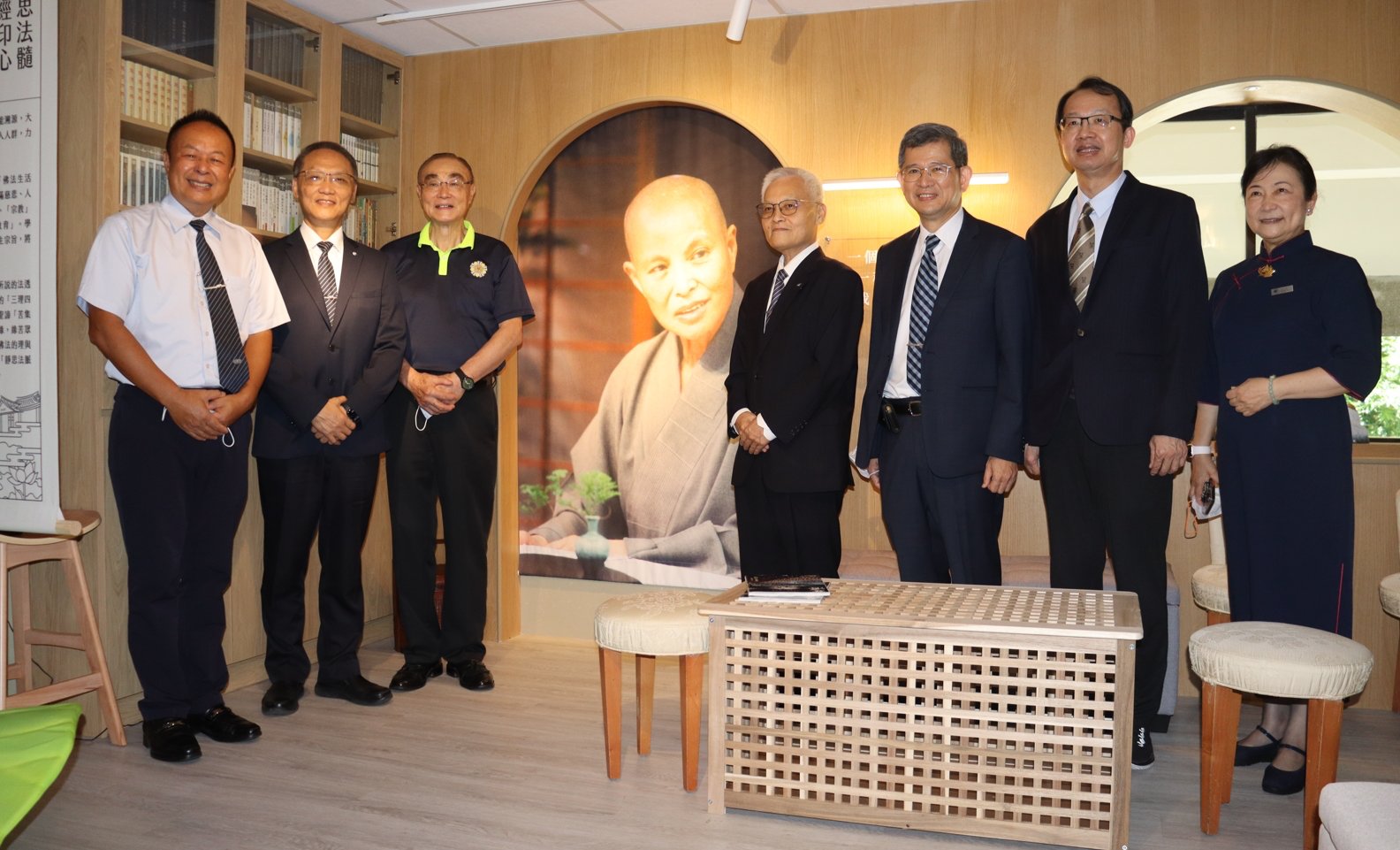 馮世寬主委(左三)表示，「慈濟的軟實力在臺灣社會責任分擔上，也堪比是護國神山」。