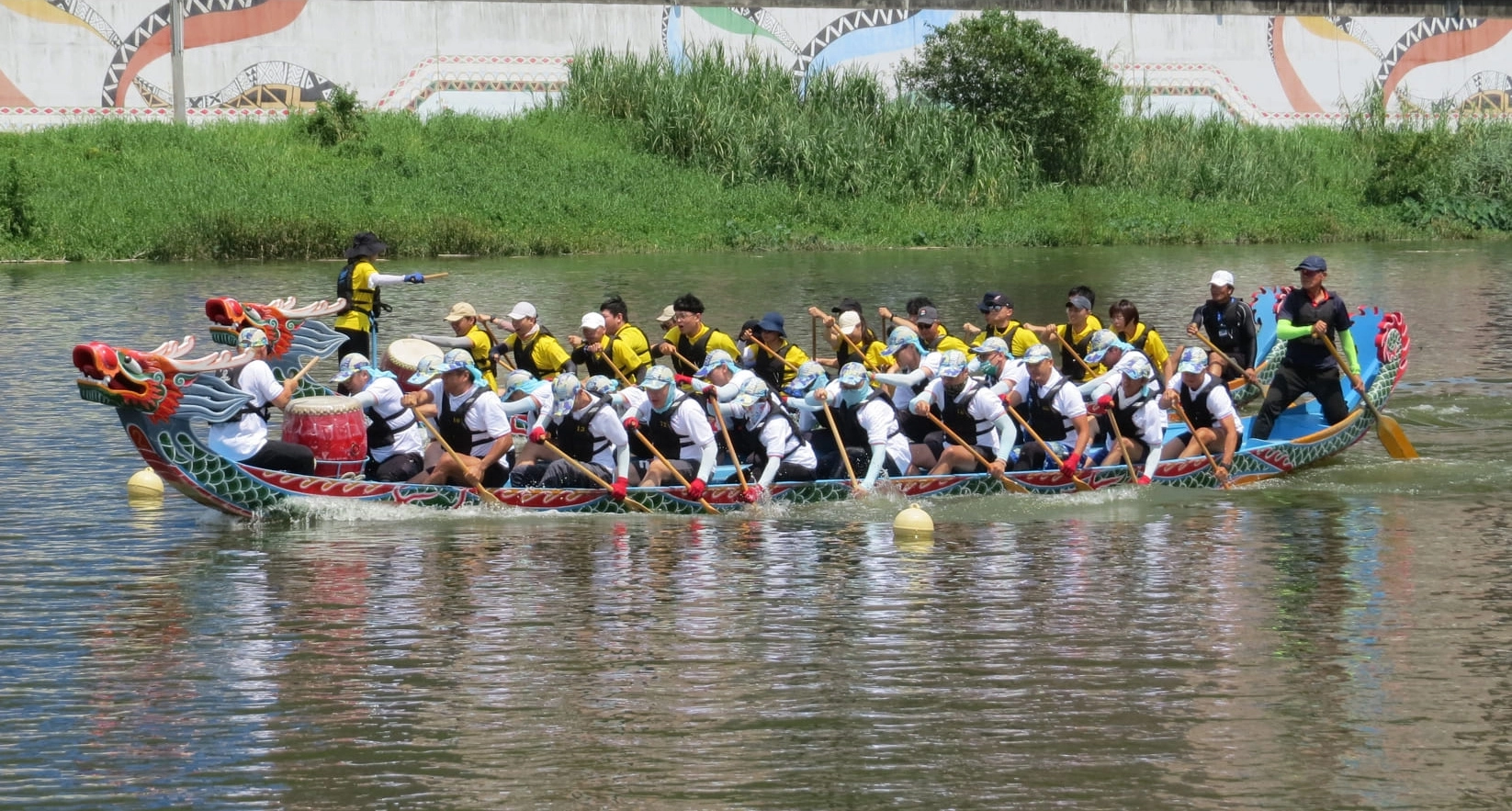 9月16日在臺北市大佳河濱公園展開一場慈善公益龍舟競賽。