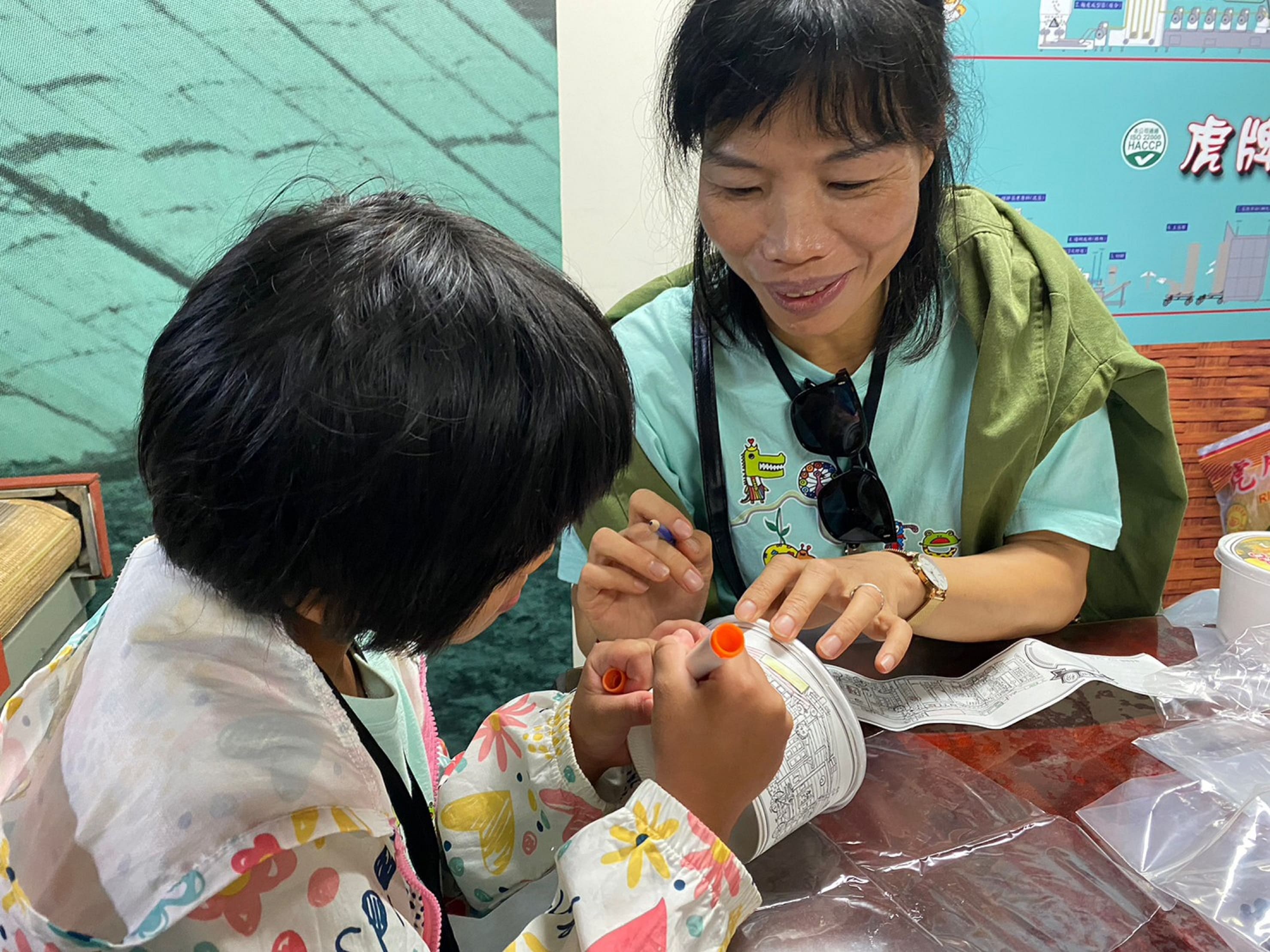 寄養家長帶領寄養兒少完成DIY創作