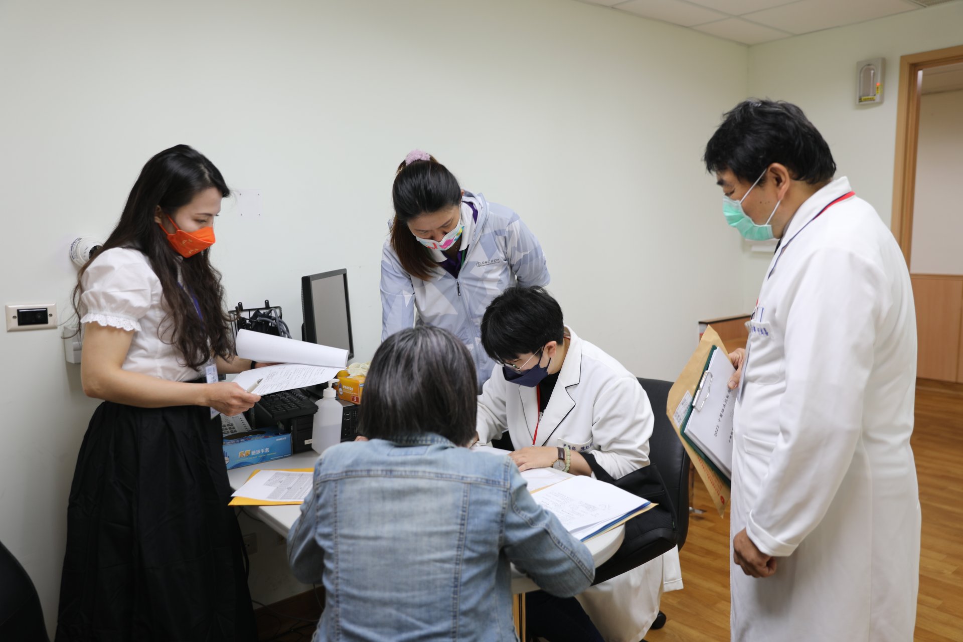 正式OSCE前,考官與標準化病人討論劇本達到共識。