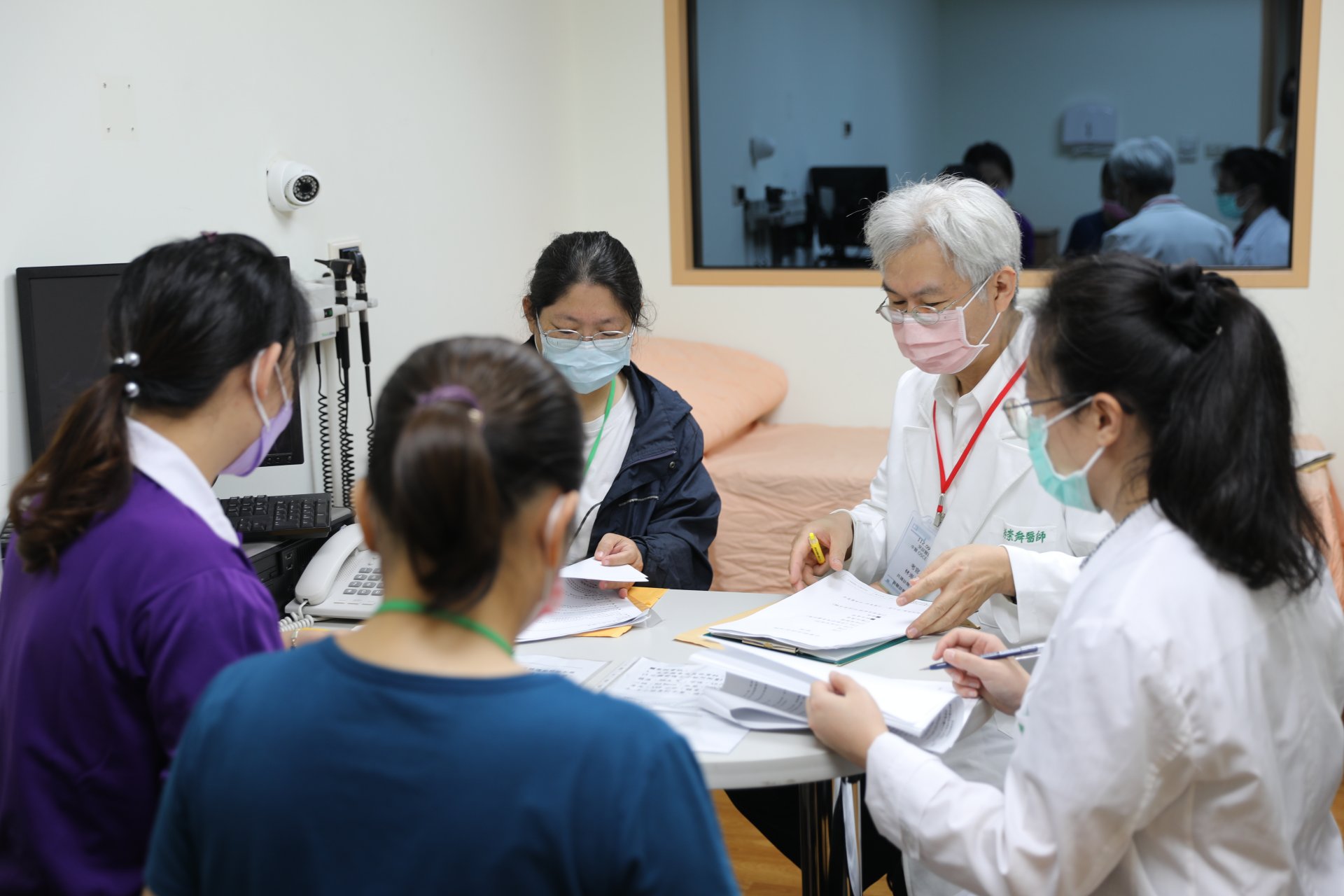 正式OSCE前,考官與標準化病人討論劇本達到共識。