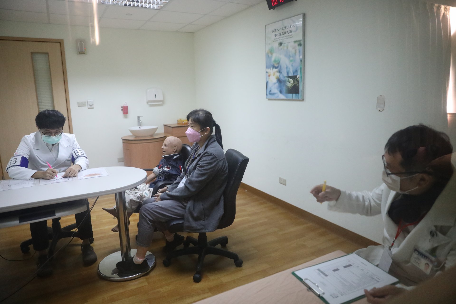 擔任考官的花蓮慈院中醫部副主任王健豪(右),在診間內評測試驗內容,並在測試結束後立即給予考生回饋。