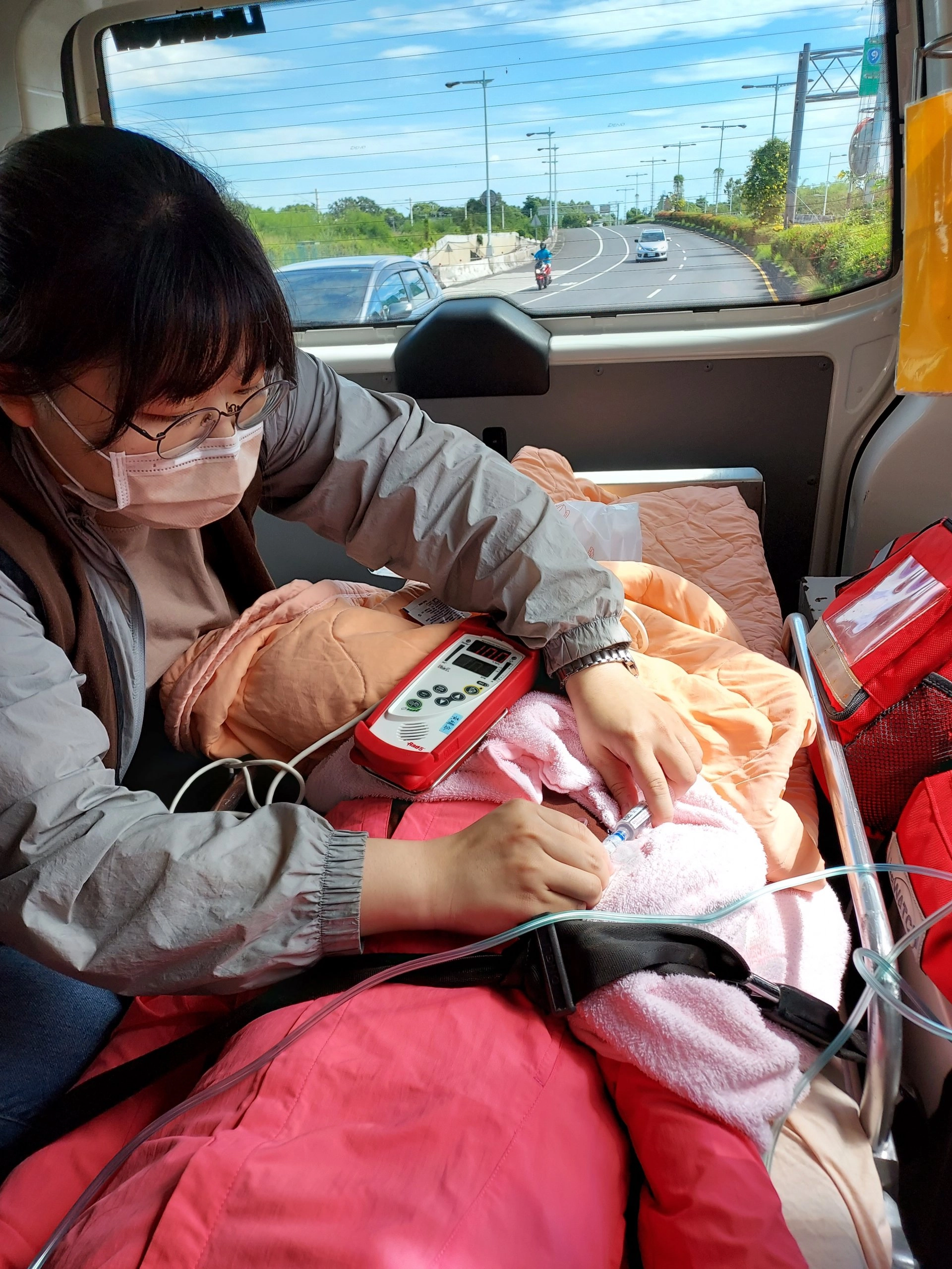 文娟在眾人陪伴下前往門諾壽豐護理之家，同車的還有心蓮病房林佳慧護理師協助打藥穩定狀況。