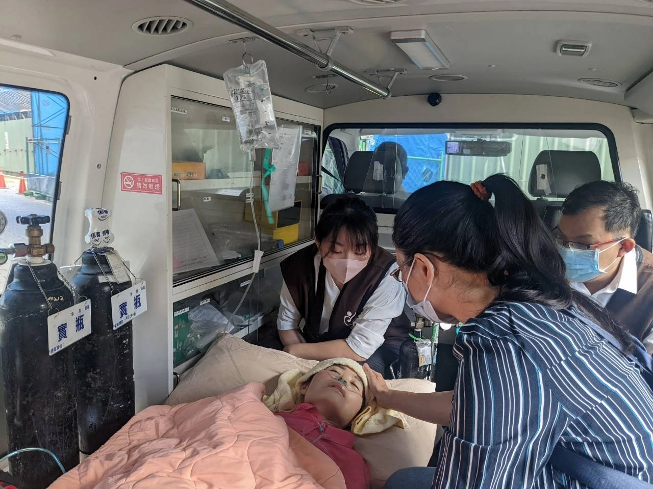 蔡文娟(左一)前往門諾壽豐護理之家，負責蔡文娟在機構安寧照護的鄧淯勻護理師、與新加坡邱德拔醫院Laurence醫師、及文娟大嫂隨侍在側。