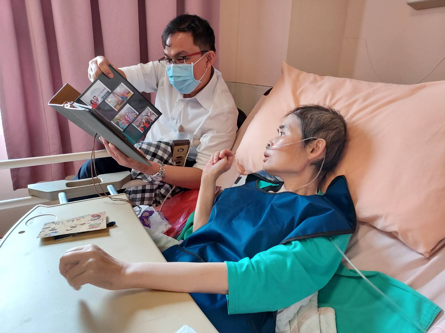 來臺研習交流的新加坡邱德拔醫院Laurence醫師，也因曾旅遊多國，陪伴傾聽文娟旅遊心得分享特別有感。