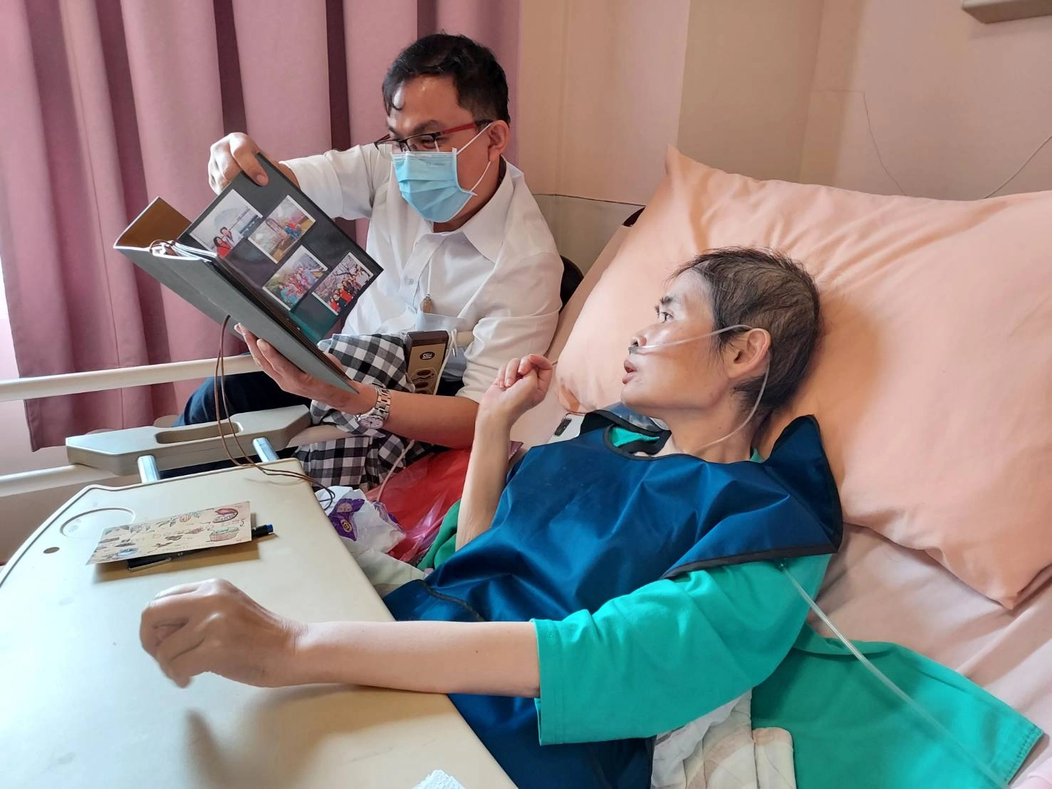 來臺研習交流的新加坡邱德拔醫院Laurence醫師，也因曾旅遊多國，陪伴傾聽文娟旅遊心得分享特別有感。