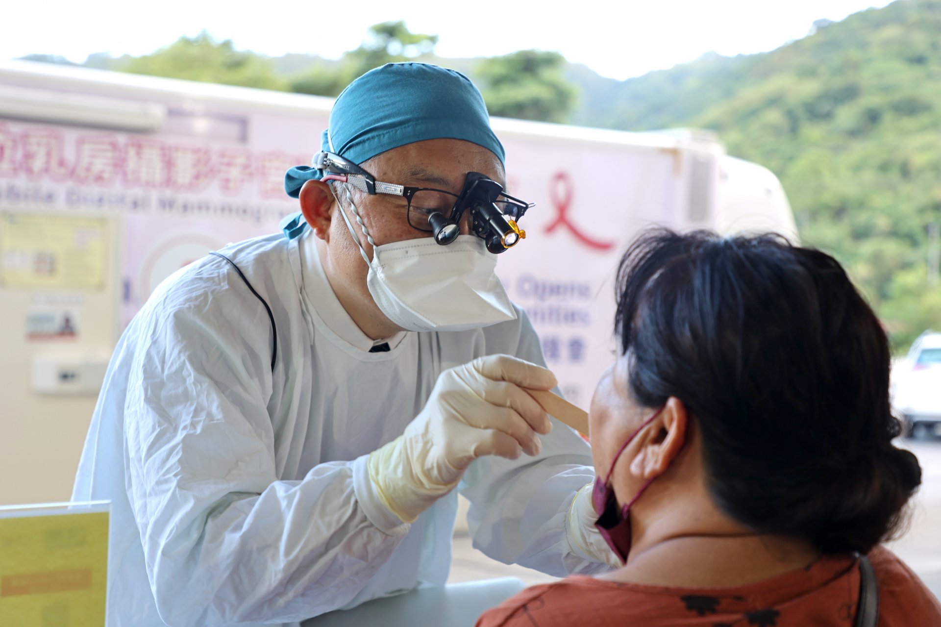 牙科部特殊需求者口腔醫學科主任李彝邦為民眾做口腔篩檢。