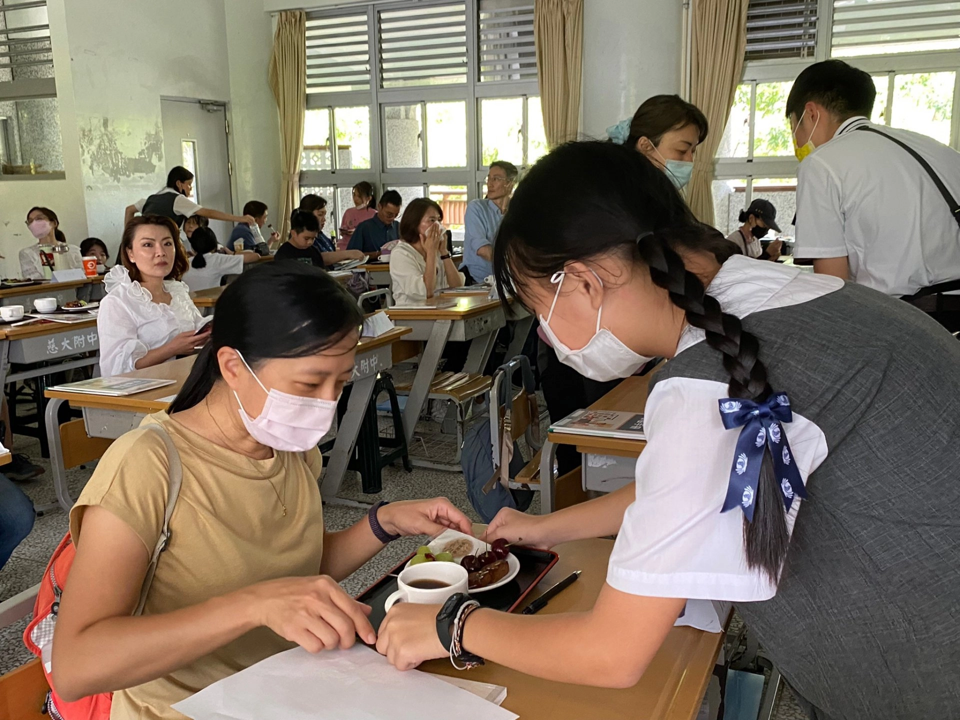 孩子以恭敬心，向家長奉上一杯熱茶