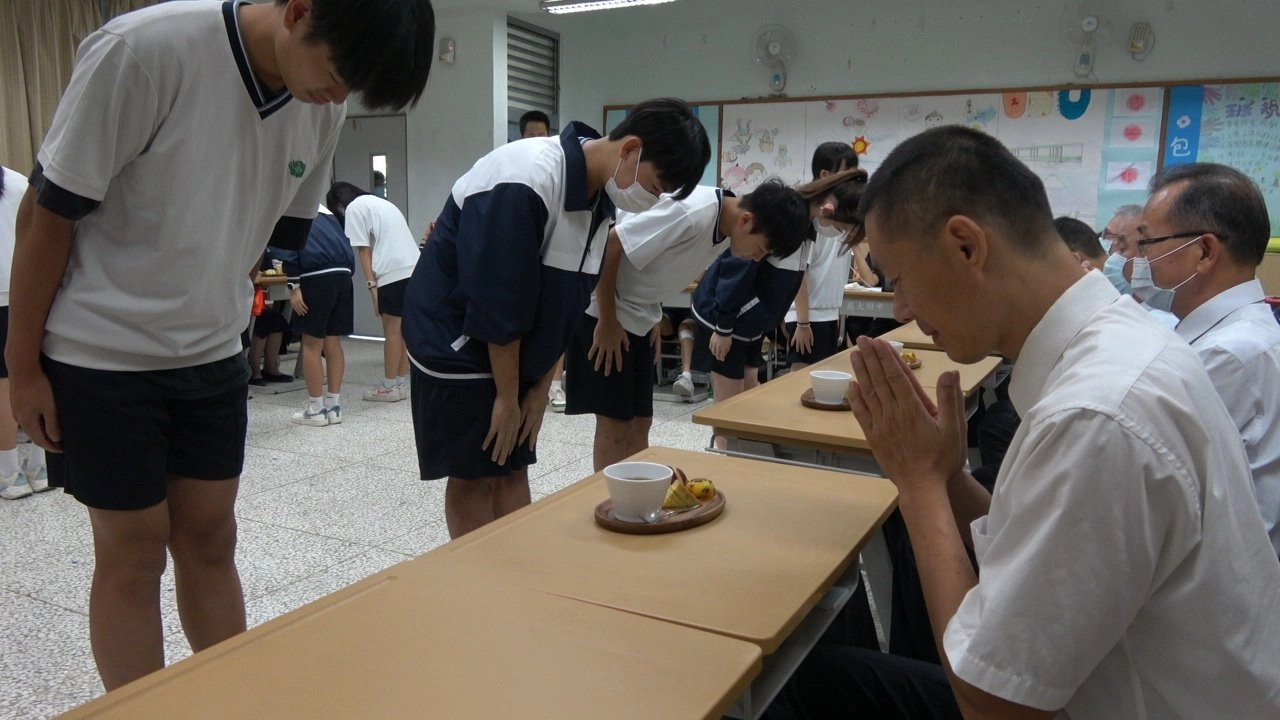 學生恭敬奉茶敬師