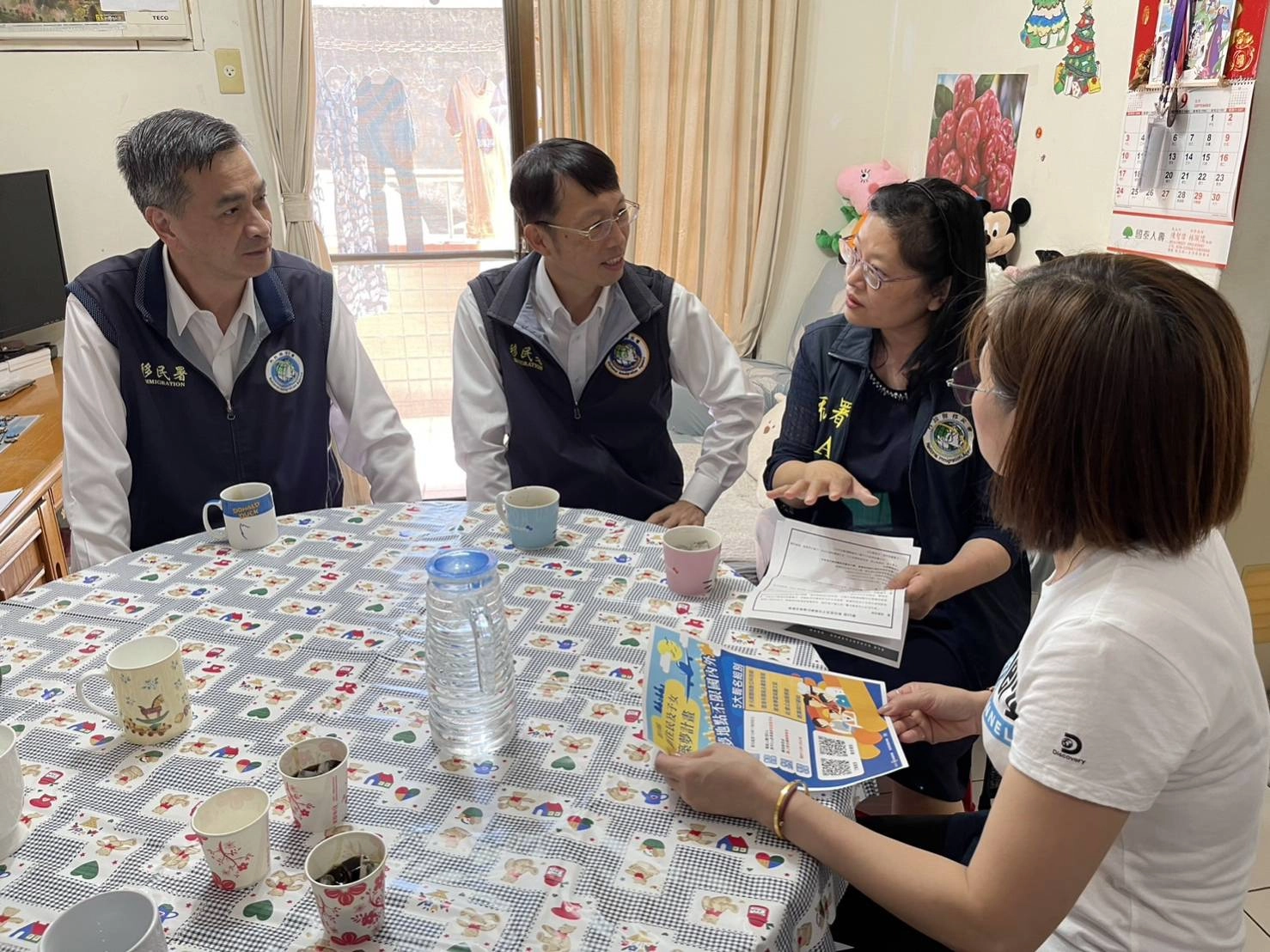 移民署陳建成副署長（左一）、北區事務大隊長吳嘉弘（左二）及移事務組專門委員訪視新住民，宣導新住民照顧計畫措施。