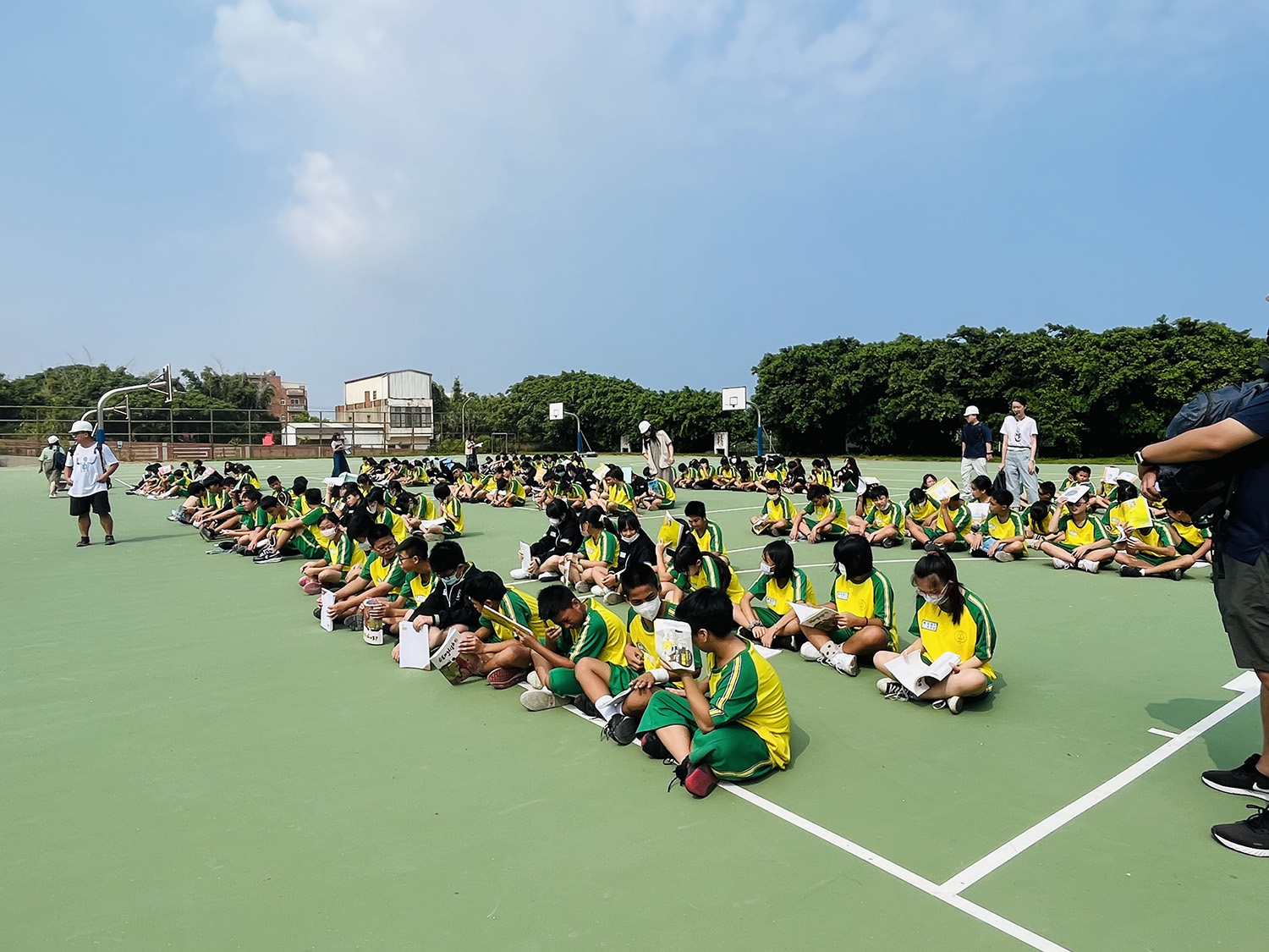 觀音國中的同學們也於9點21分，在教師指揮下進行地震情境避難演練。