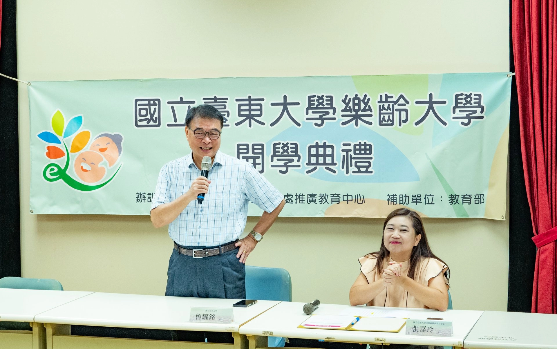 臺東大學由曾耀銘校長(左)及推廣教育中心張嘉玲主任(右)。