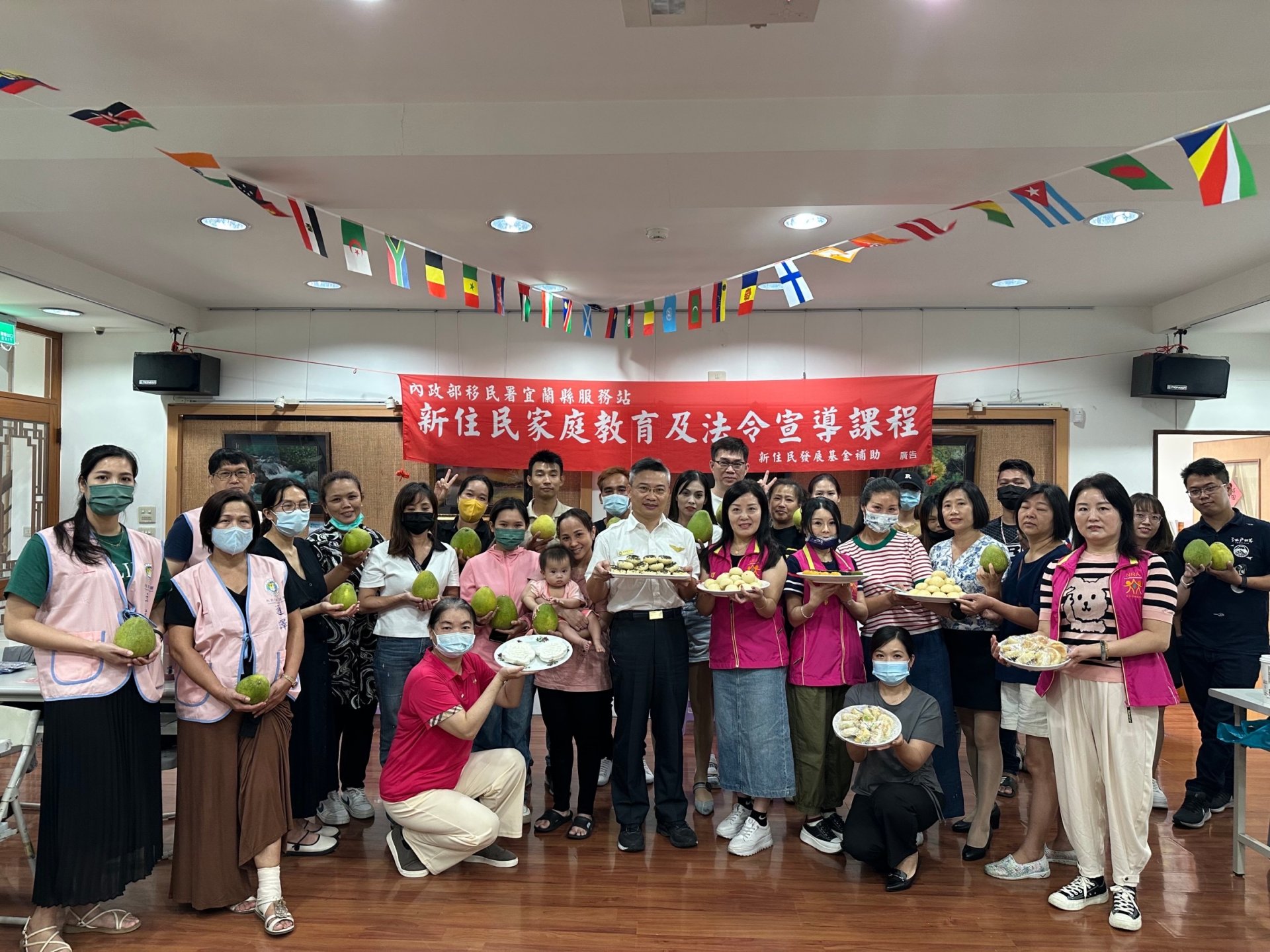 移民署宜蘭縣服務站與新住民關懷協會及新住民朋友們一起歡慶中秋節。