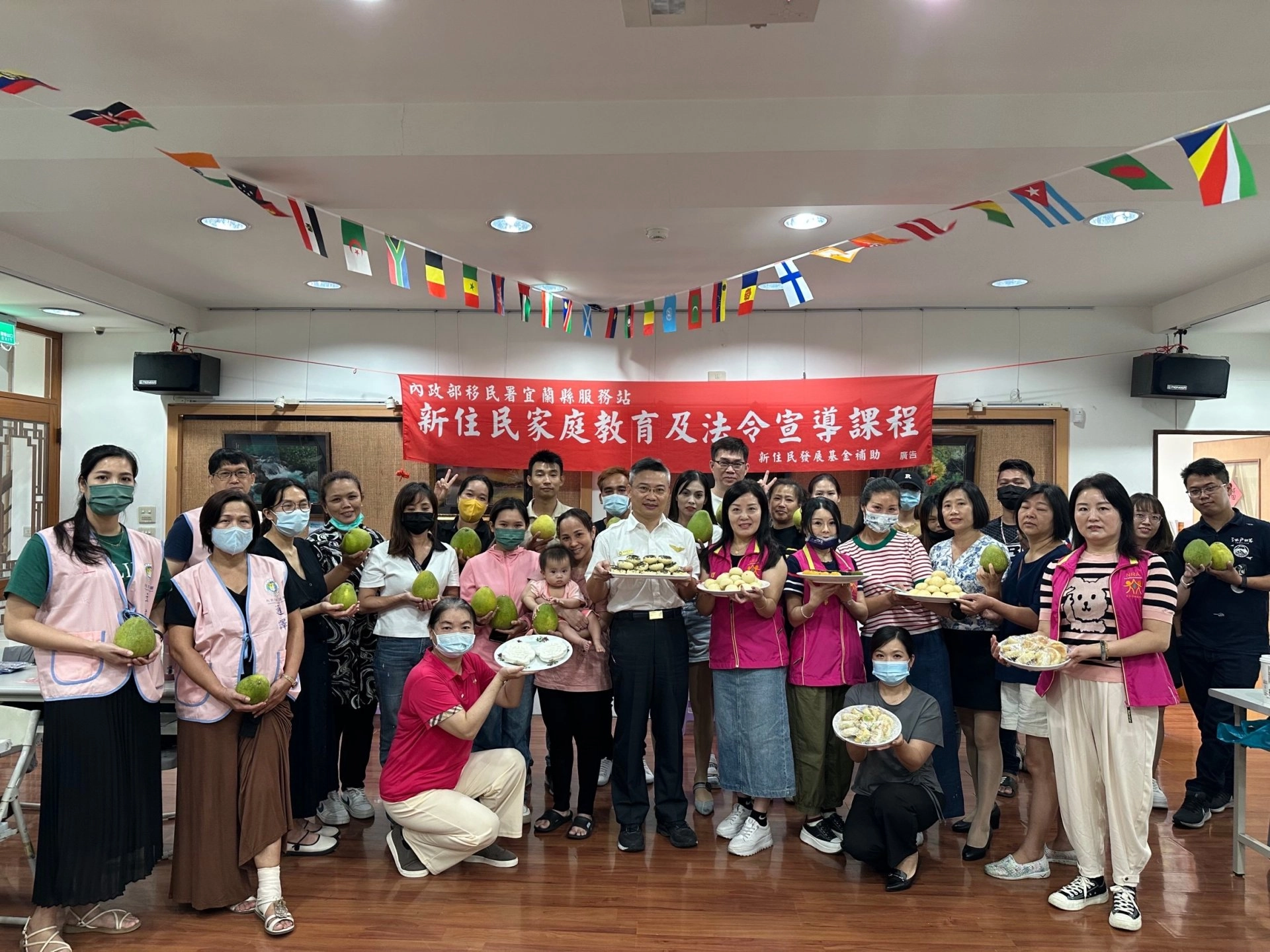 移民署宜蘭縣服務站與新住民關懷協會及新住民朋友們一起歡慶中秋節。