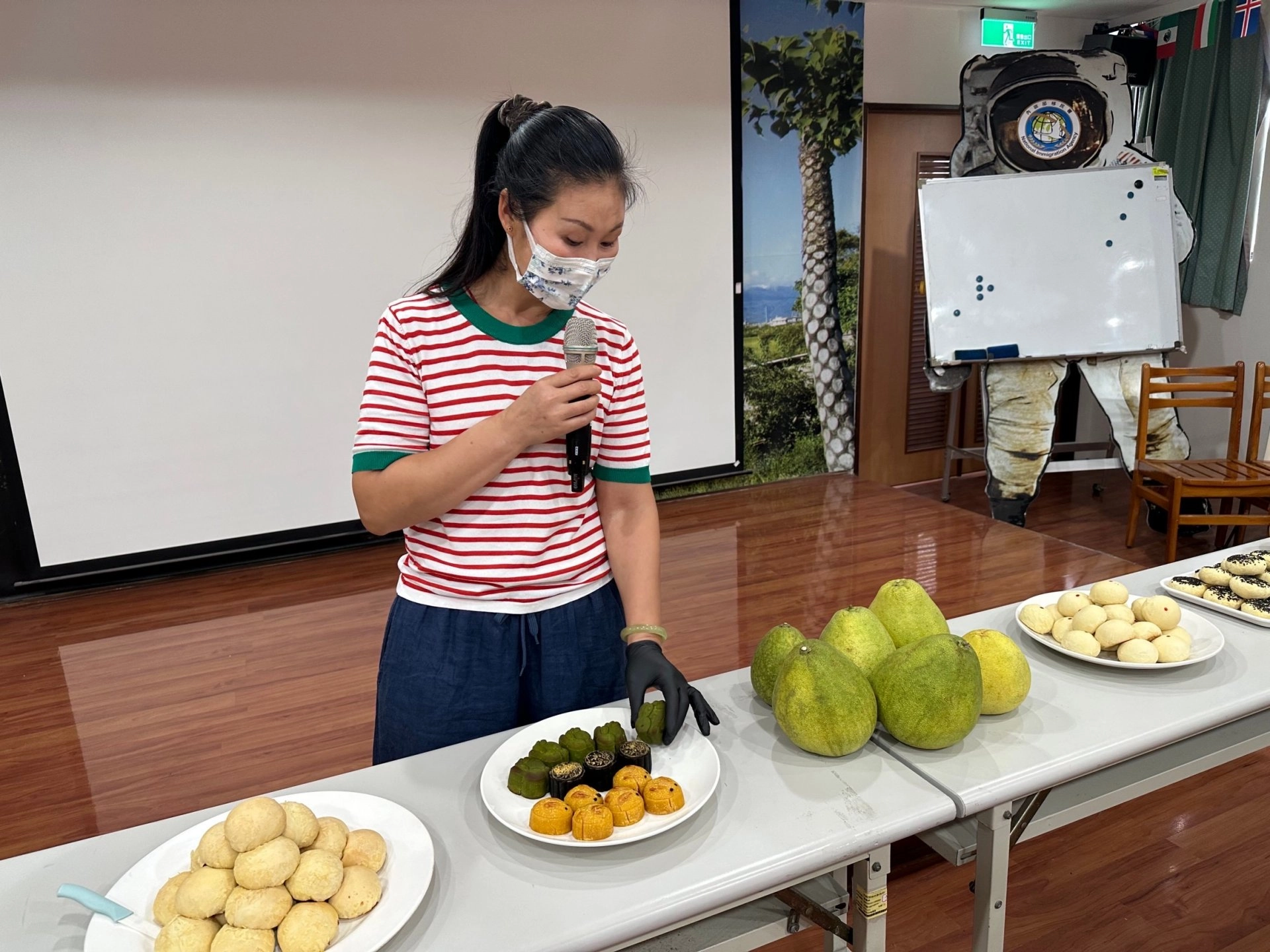 大陸新住民何雪艷女士介紹兔子形狀的抹茶月餅。