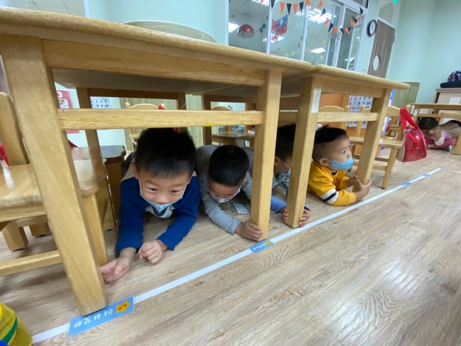 臺北市西中非營利幼兒園幼兒演練防震三步驟動作