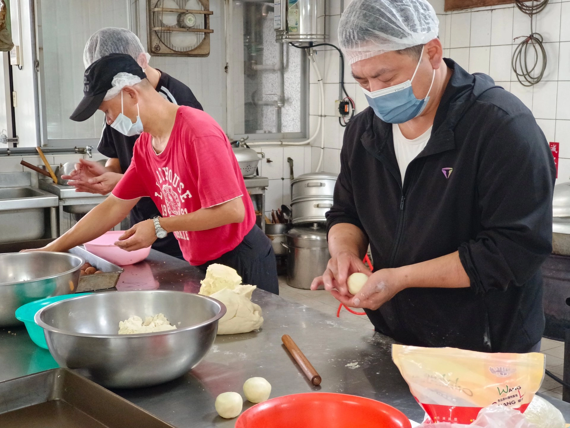 阿鴻師(右一)製作中秋素粟子酥月餅