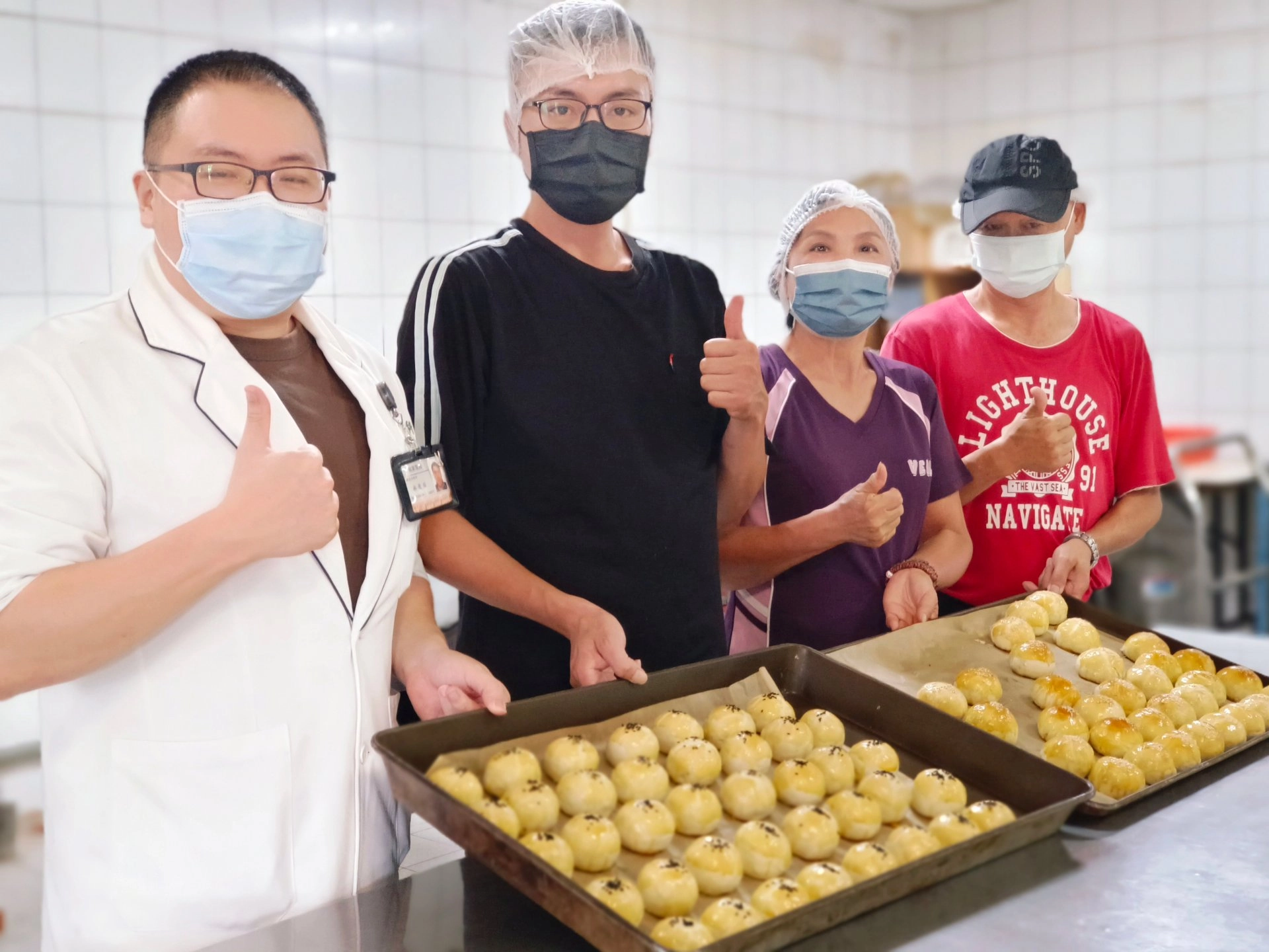 大林慈院《總鋪師團隊》 素栗子酥月餅。職能治療師林俊佑(左一)