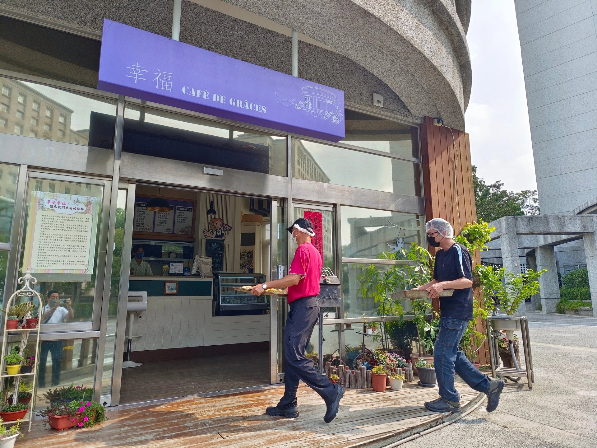 總鋪師團隊送中秋素粟子酥月餅至「幸福咖啡」