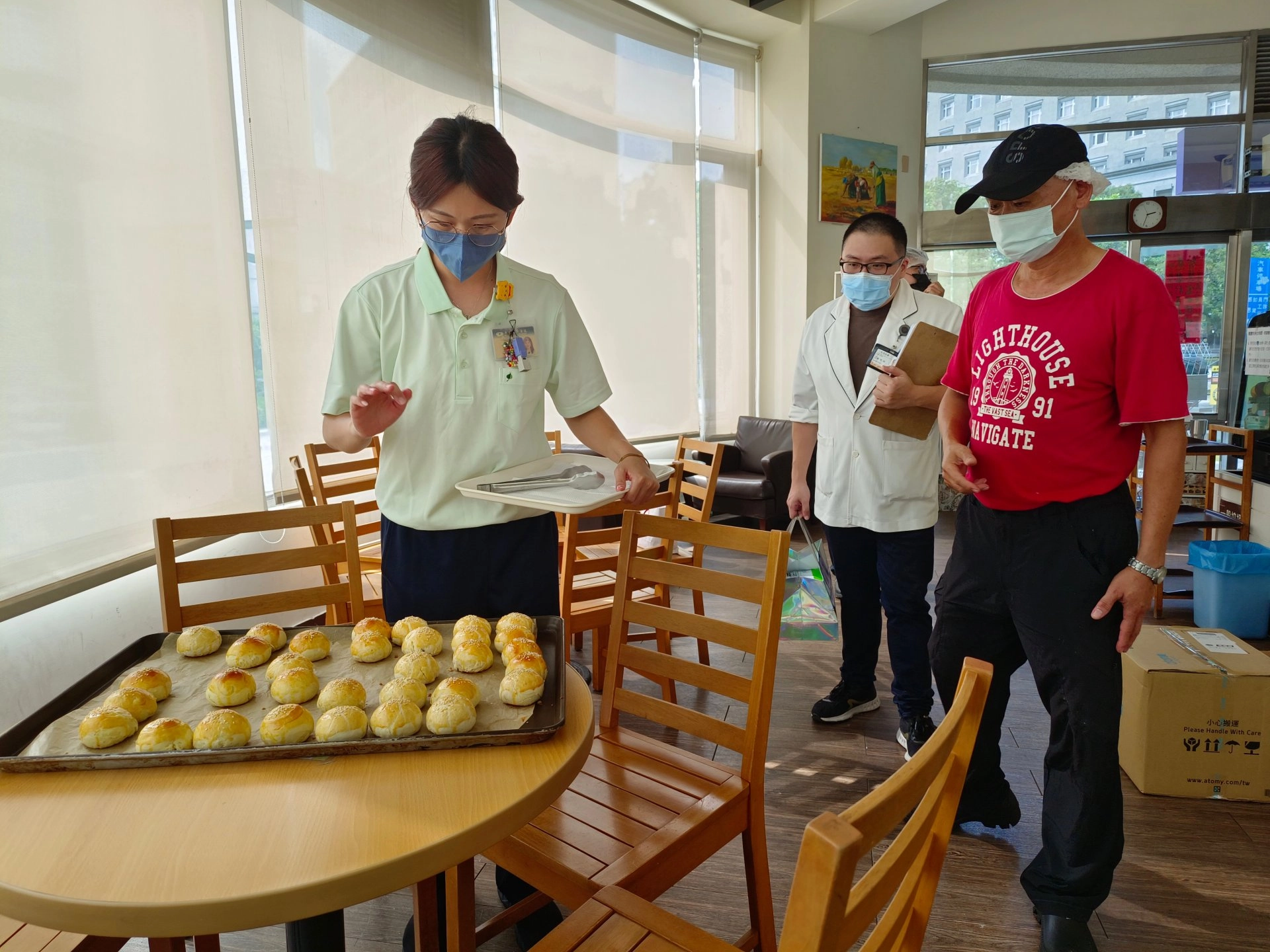 幸福咖啡店長 王聿家 (左一)細數中秋素粟子酥月餅數量