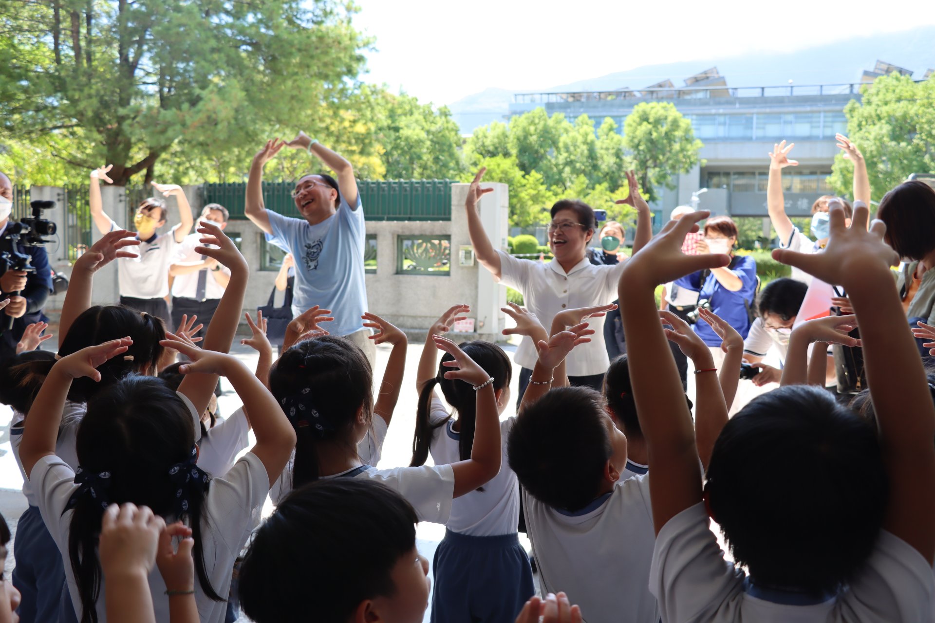 三村知事與幼兒園小朋友一起唱跳地球的孩子
