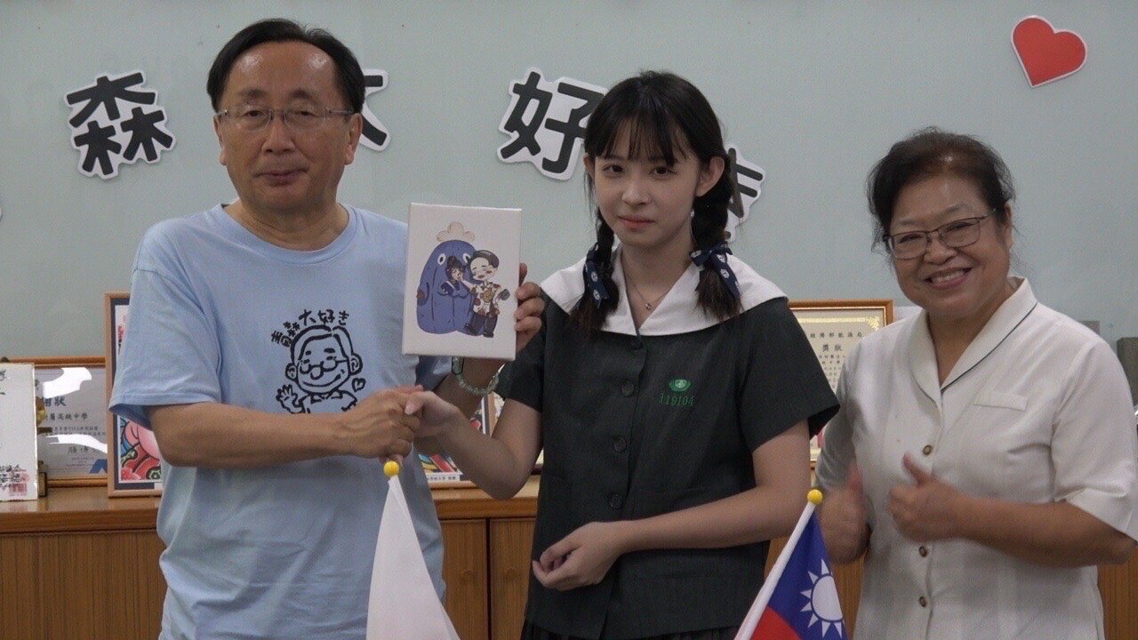 高二感恩班劉凱芸同學特別繪製Q版畫像贈送給三村知事