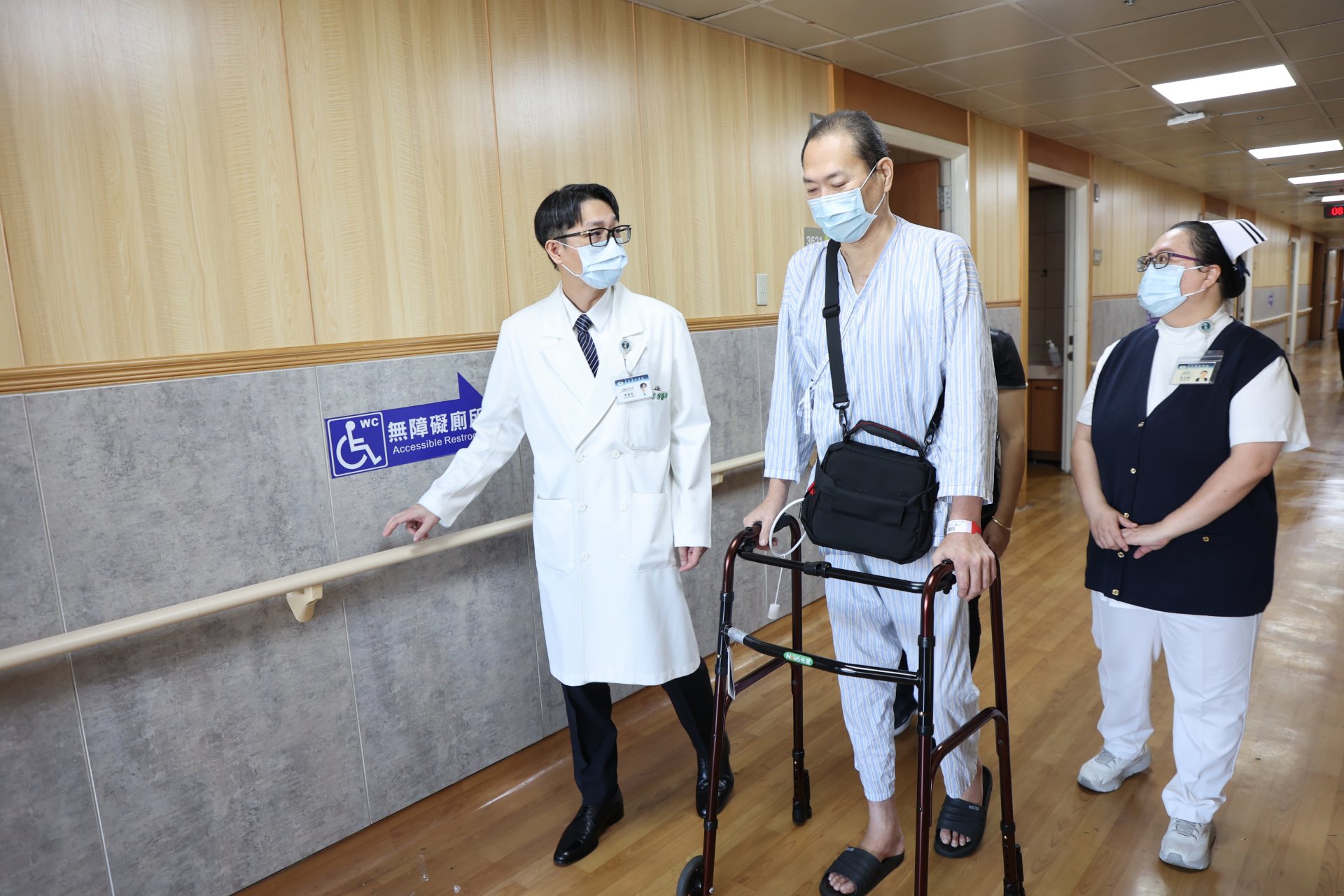 花蓮第一例使用長效型心室輔助器的趙先生(中)，非常感謝張睿智醫師(左)與團隊這麼認真又細心的照護，他一定會好好的活著，來回饋醫療團隊。