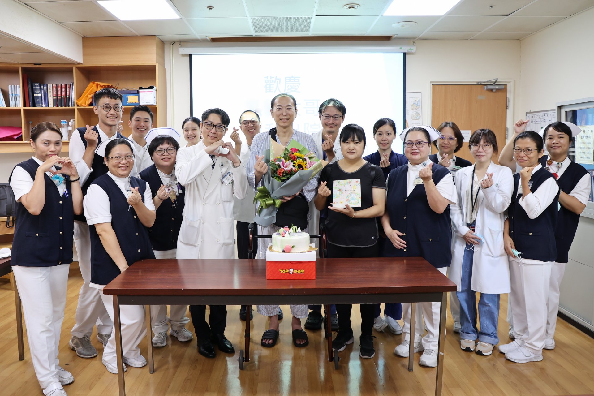花蓮慈濟醫院團隊送上蛋糕，祝福趙先生重獲「心」生。