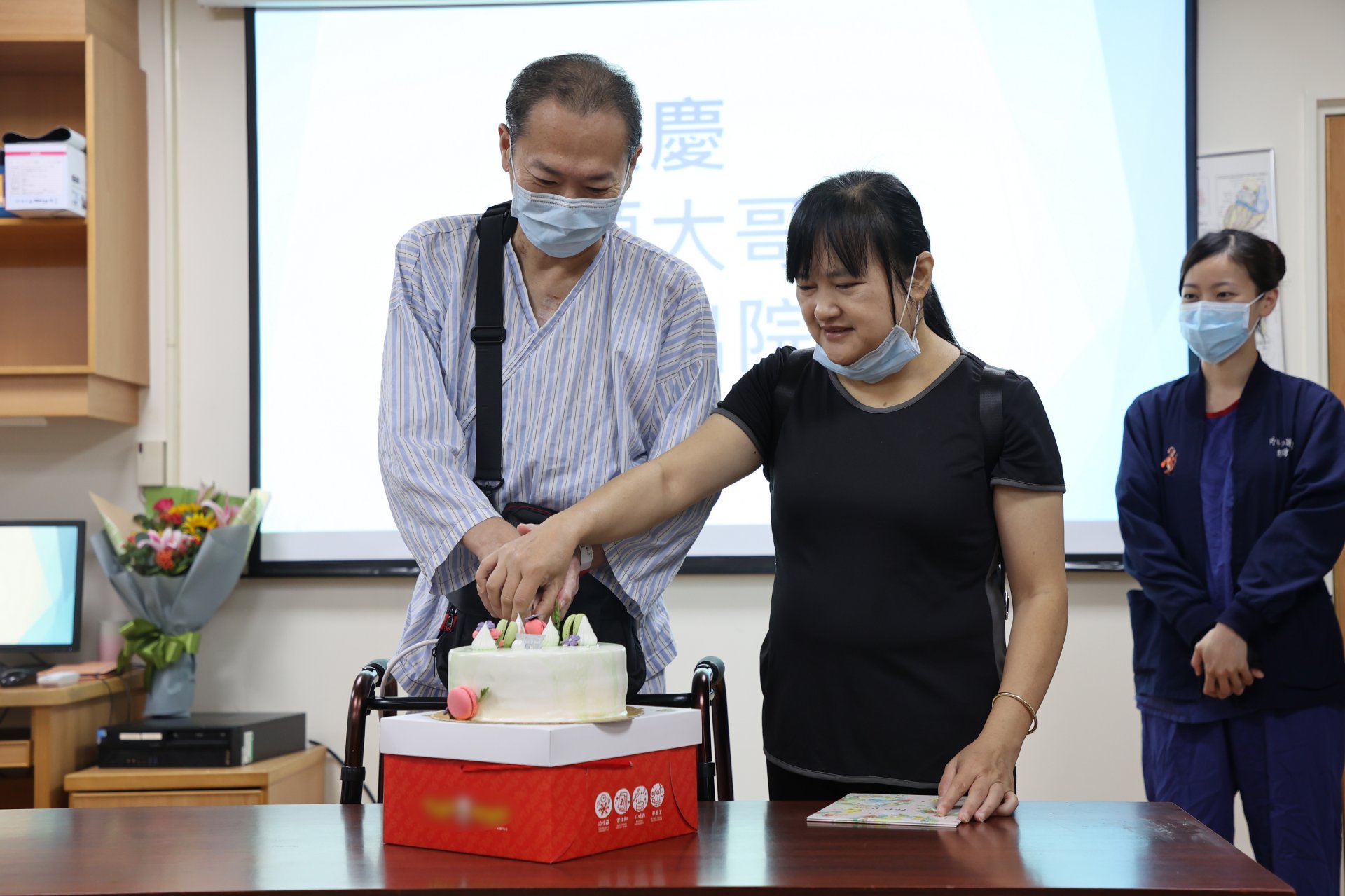 花蓮慈濟醫院團隊送上蛋糕，祝福趙先生重獲「心」生。