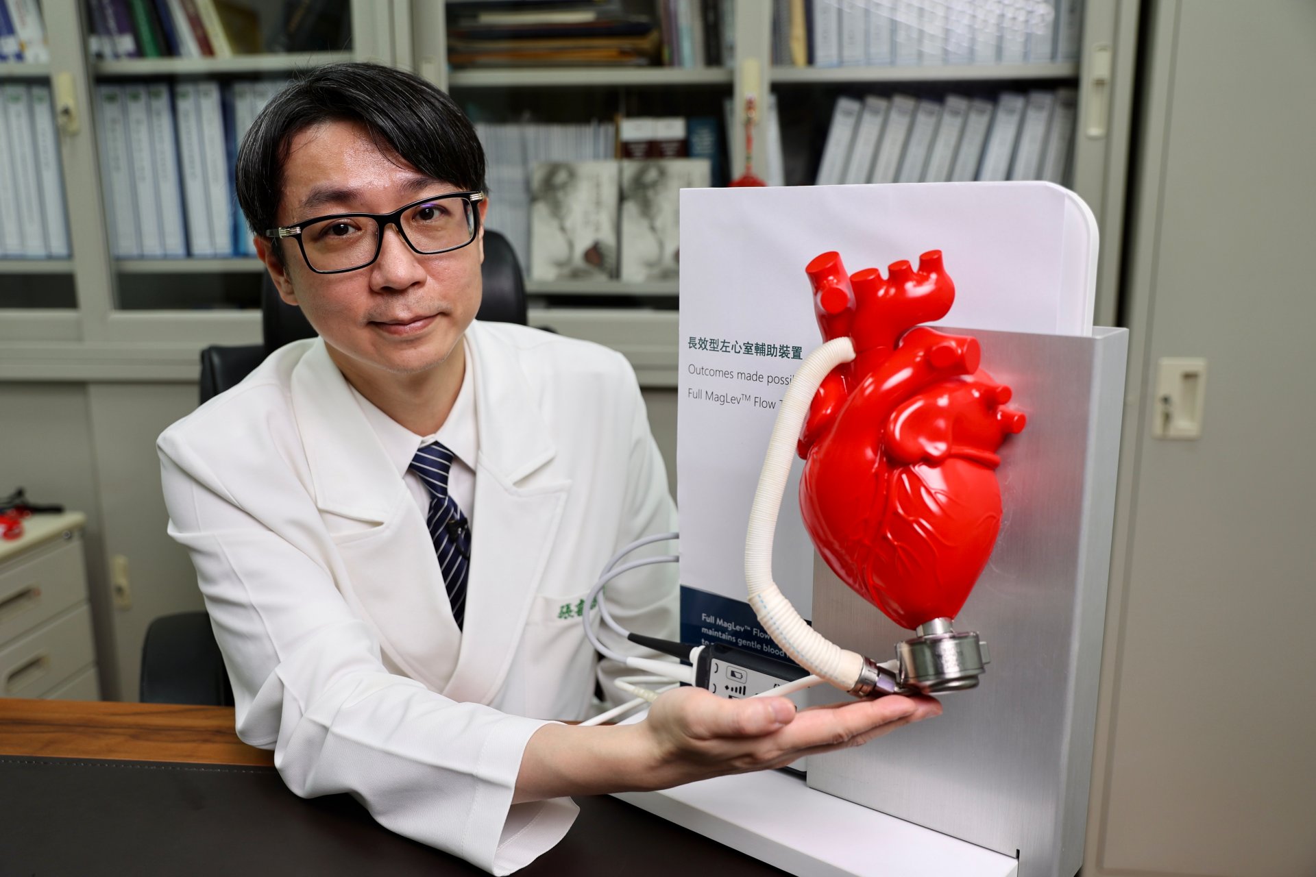 花蓮慈院外科部主任張睿智表示，長效型心室輔助器是將磁浮式馬達安裝於心臟上，以人工血管將血液引流到主動脈上進而傳遞到全身，並透過一條電極訊號線路連接到體外的儀器電池上，維持馬達運轉取代心臟的功能。