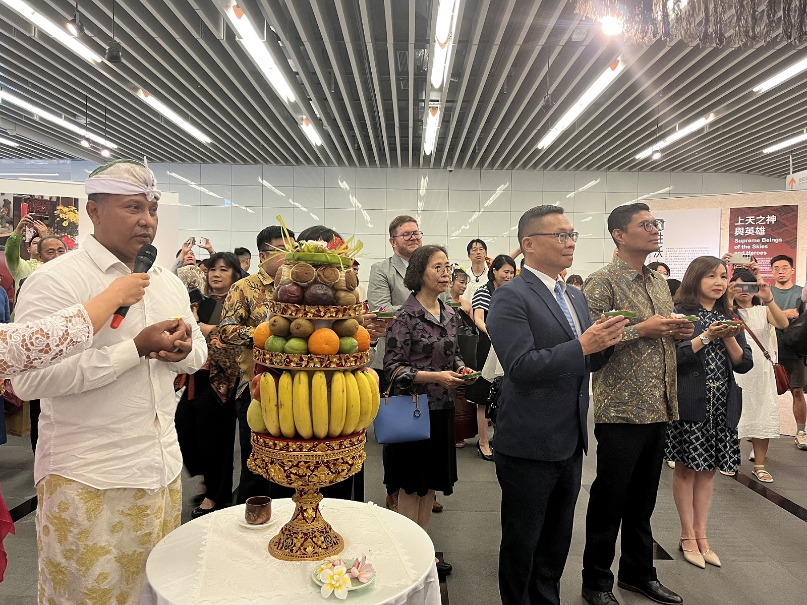 開展式由藝術家馬爹帶領各位嘉賓禱告祈福並合影。