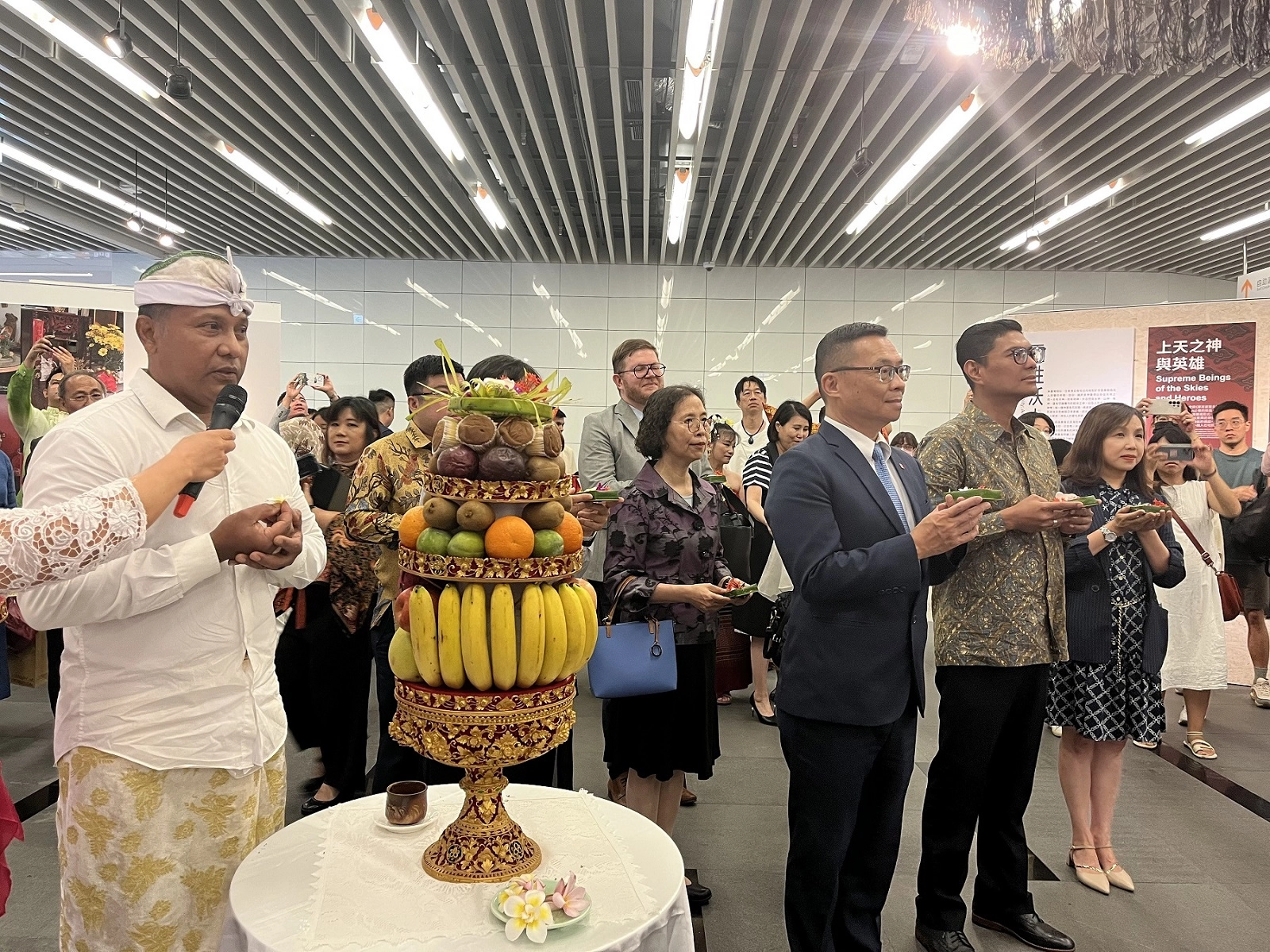 開展式由藝術家馬爹帶領各位嘉賓禱告祈福並合影。