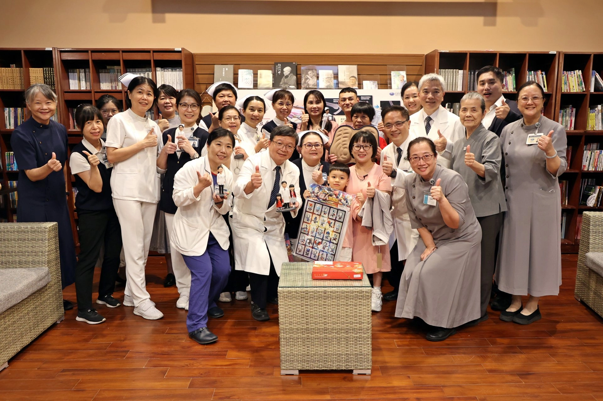 患有極罕見「極重度先天性膝反曲」，並在花蓮慈濟醫院治療成功的陳團治回診，曾照顧她的醫療團隊聚在一齊歡迎她「回娘家」。