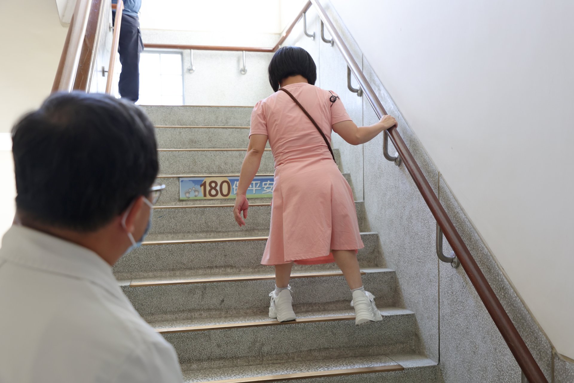 陳英和院長表示,這次回診無論是相關檢查影像,或實際觀察走路及上下樓梯的步伐,團治恢復得很好。