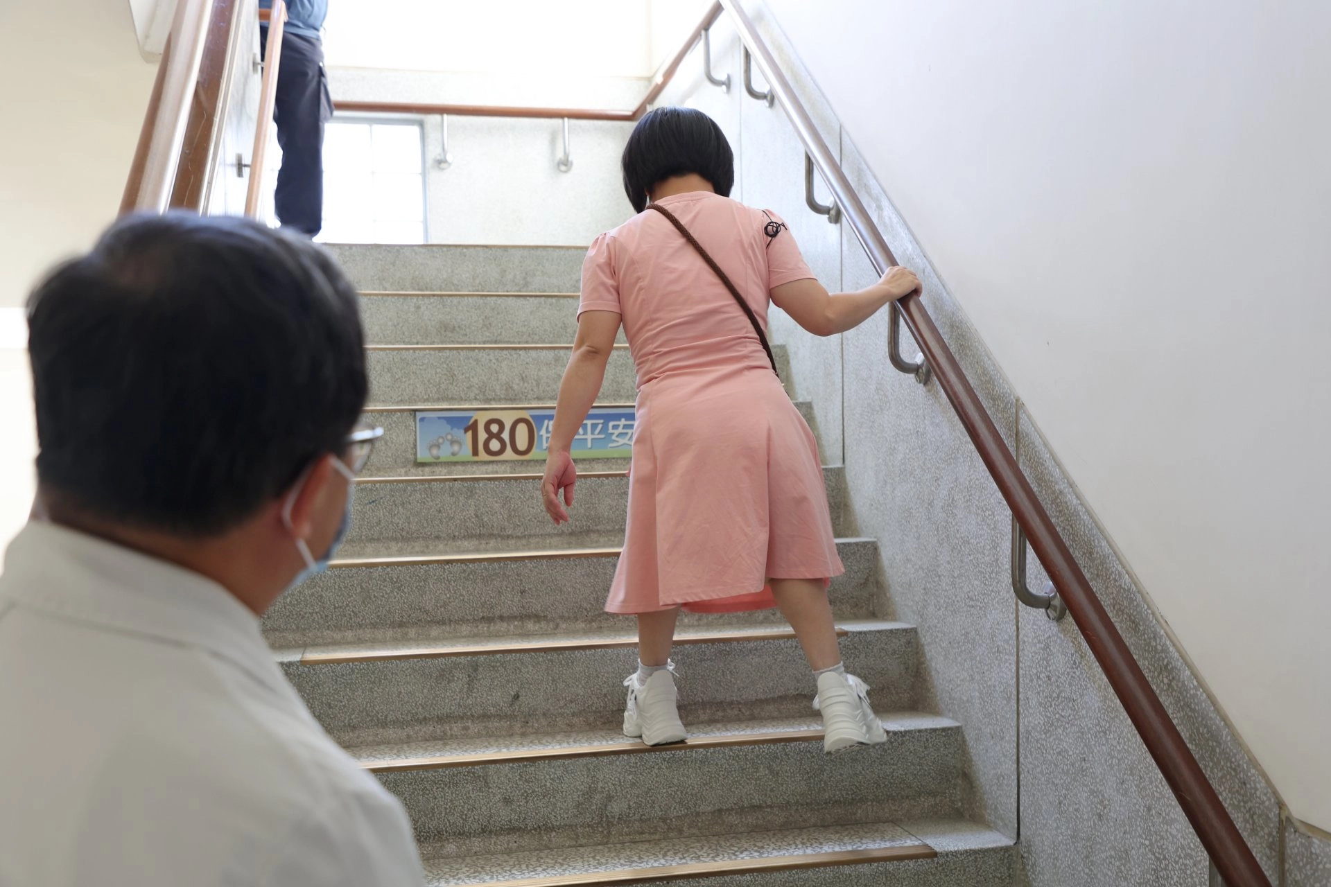 陳英和院長表示，這次回診無論是相關檢查影像，或實際觀察走路及上下樓梯的步伐，團治恢復得很好。