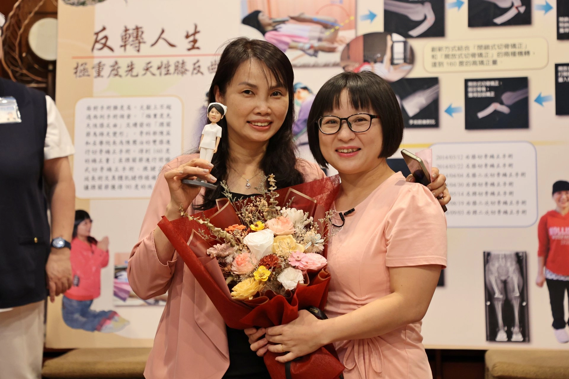 已退休的病房護理長陳玉娟特別回到醫院歡迎陳團治。
