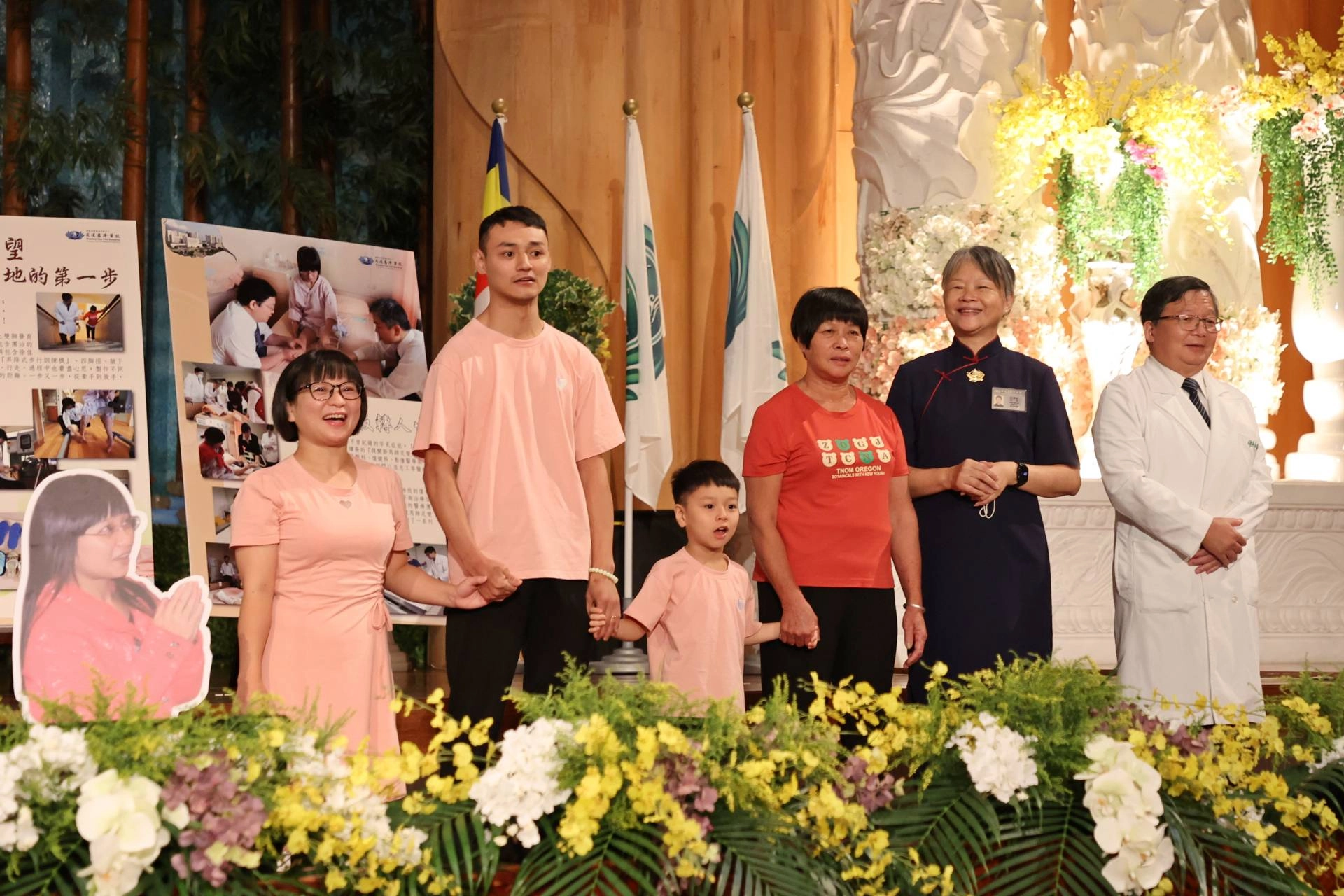 在全場熱烈掌聲中，陳英和院長、陳團治與團治媽媽、先生及兒子共同祝福中秋佳節愉快。