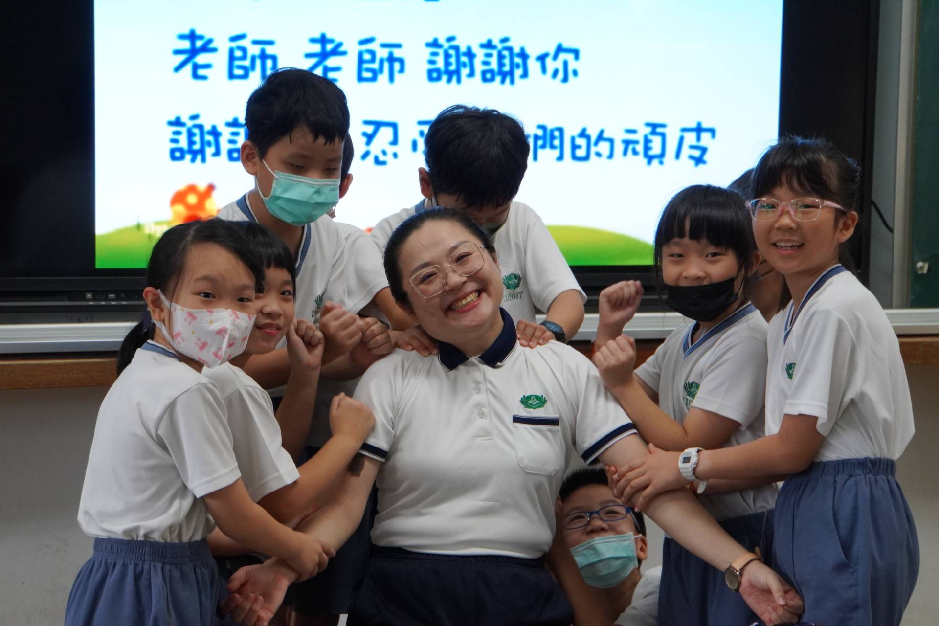 為老師捏捏手，消除疲勞，祝福老師身體健康！