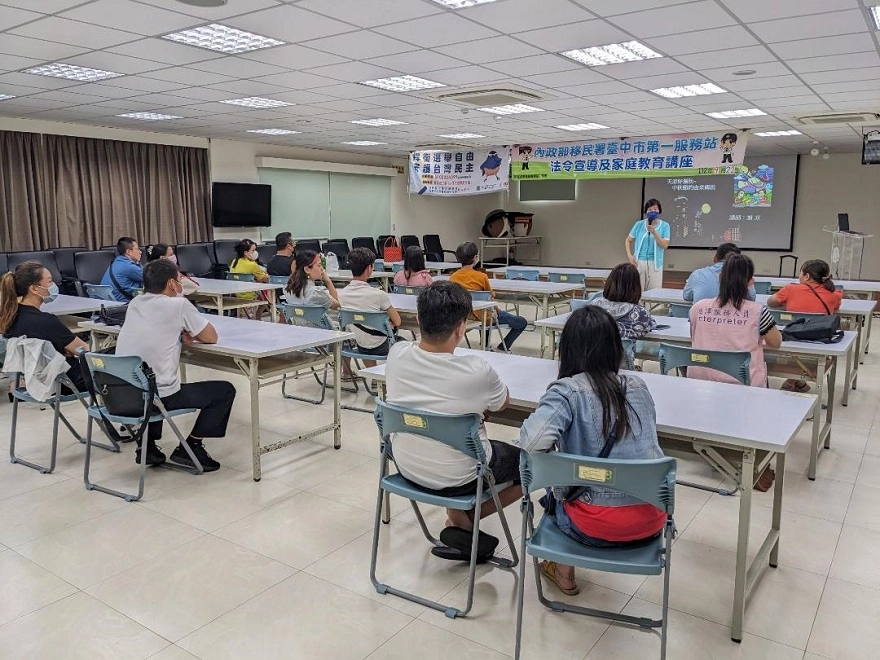 臺中市新住民團體聯合會理事長謝凉與新住民話中秋