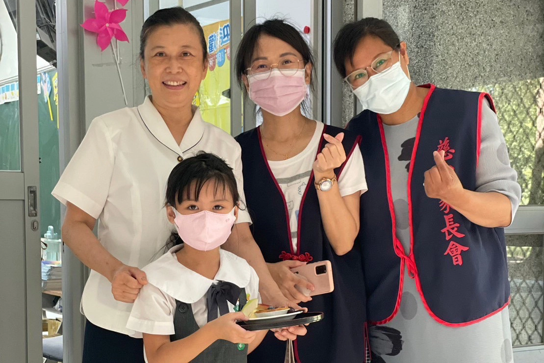 家長會精心準備「上午茶」時間，讓孩子下課時為老師奉上一份點心