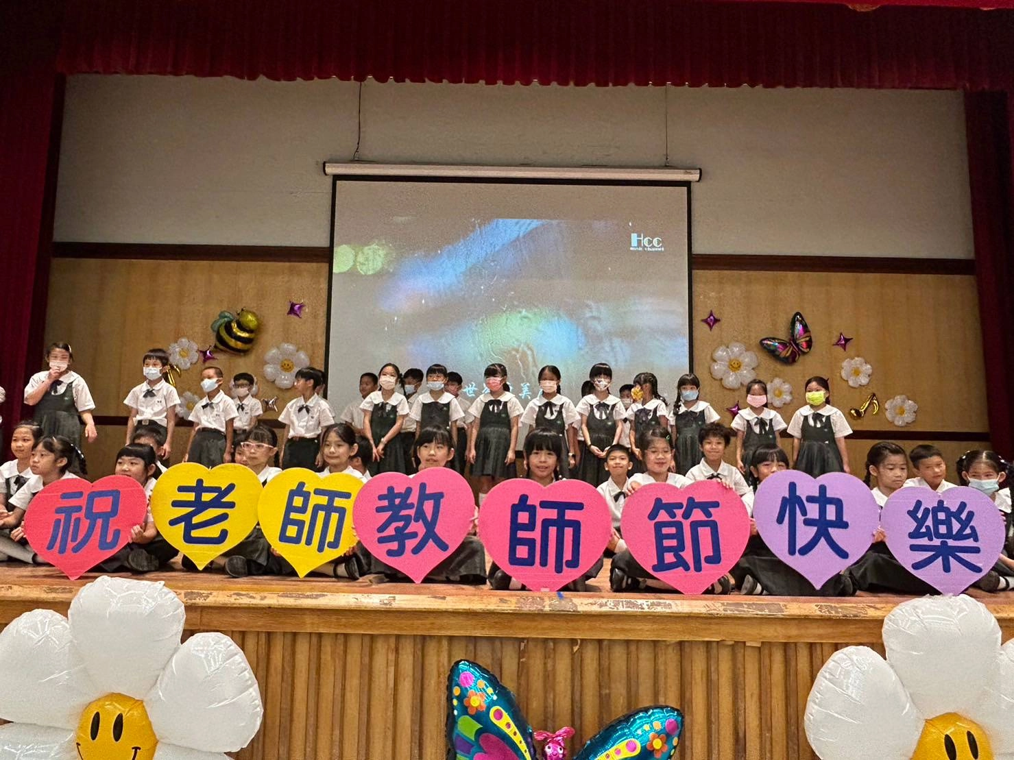 三年級孩子透過「聽我說謝謝你」手語展演，感謝師恩