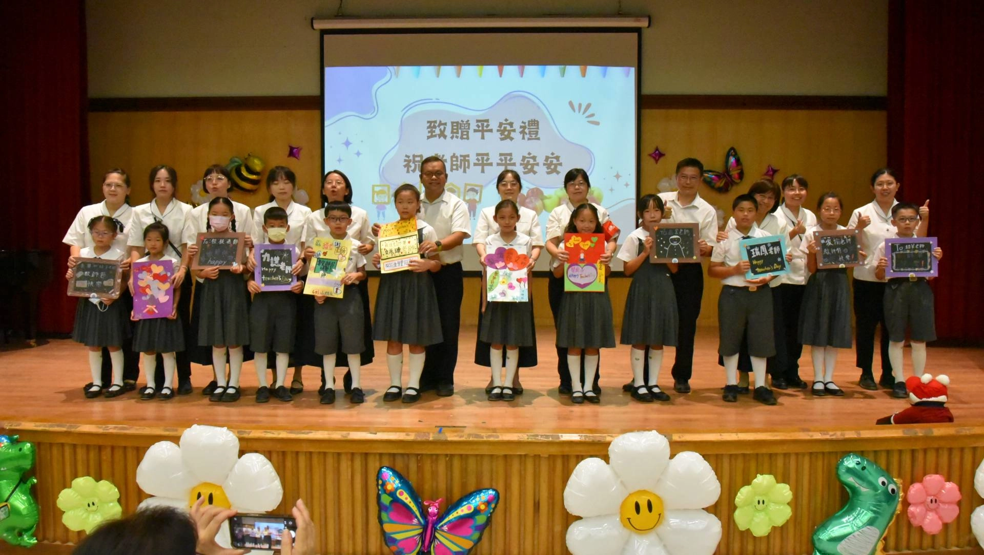 孩子上台將寫滿全班祝福的卡片送給導師