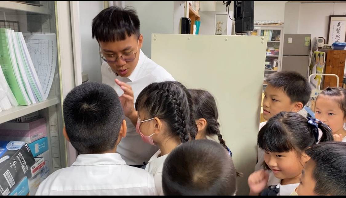孩子利用下課透過廣播系統大聲跟老師說我愛您