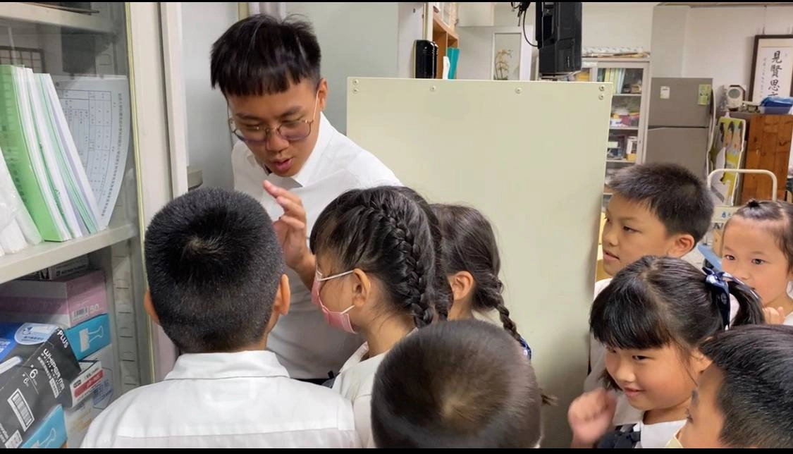 孩子利用下課透過廣播系統大聲跟老師說我愛您